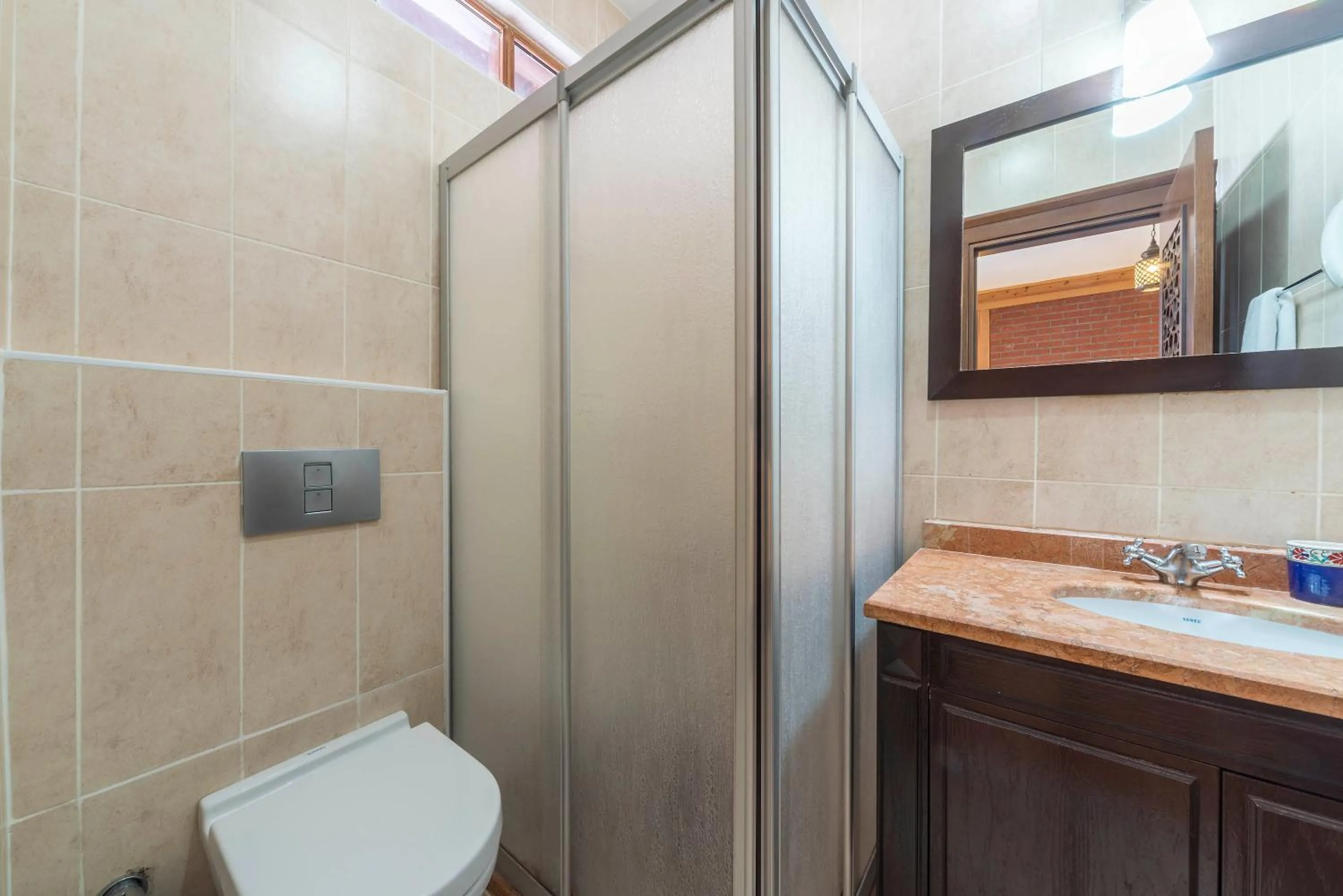 Shower in Lalinn Hotel