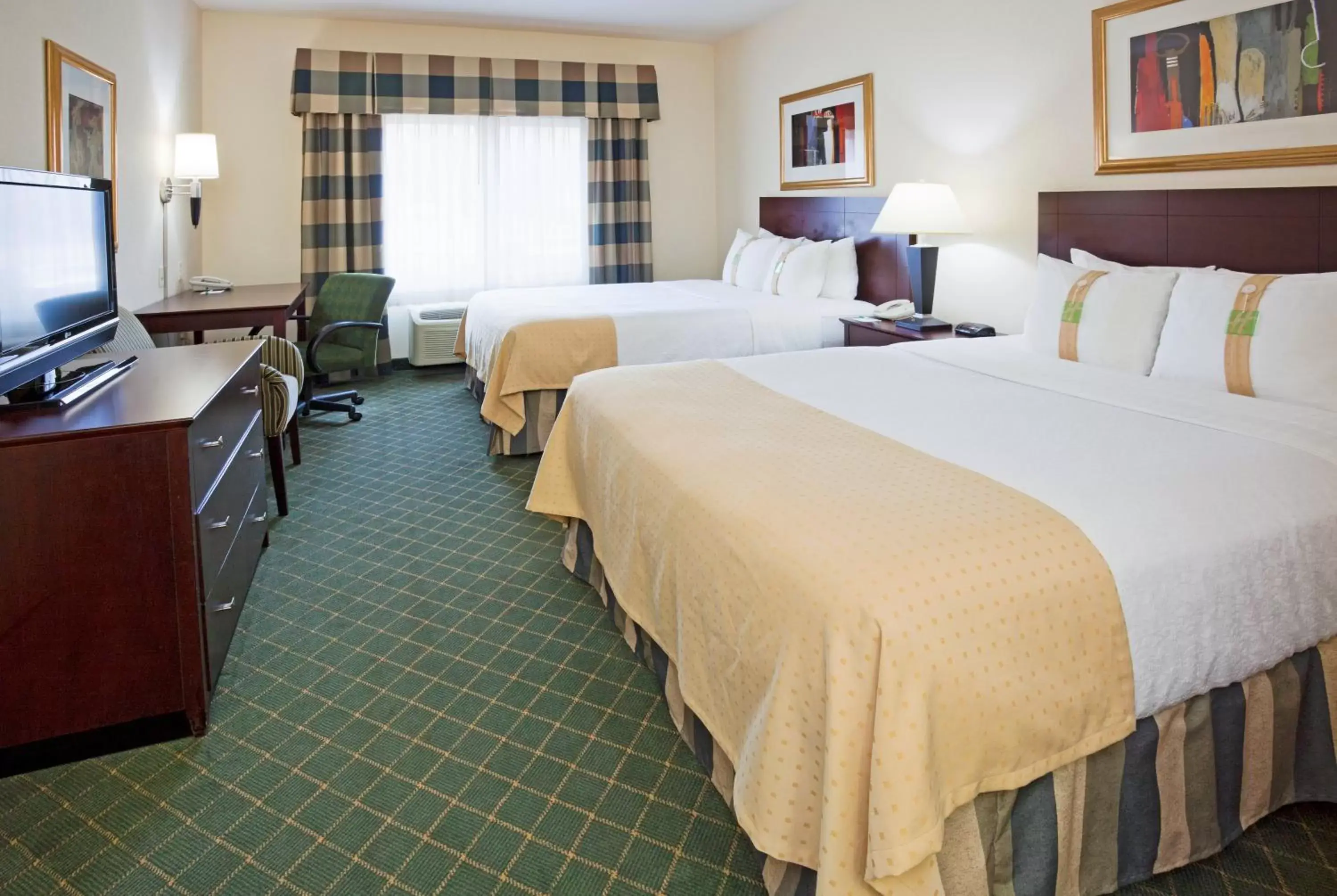 Queen Room with Two Queen Beds in Holiday Inn Conference Center Marshfield by IHG Queen Room with Two Queen Beds in Holiday Inn Conference Center Marshfield by IHG