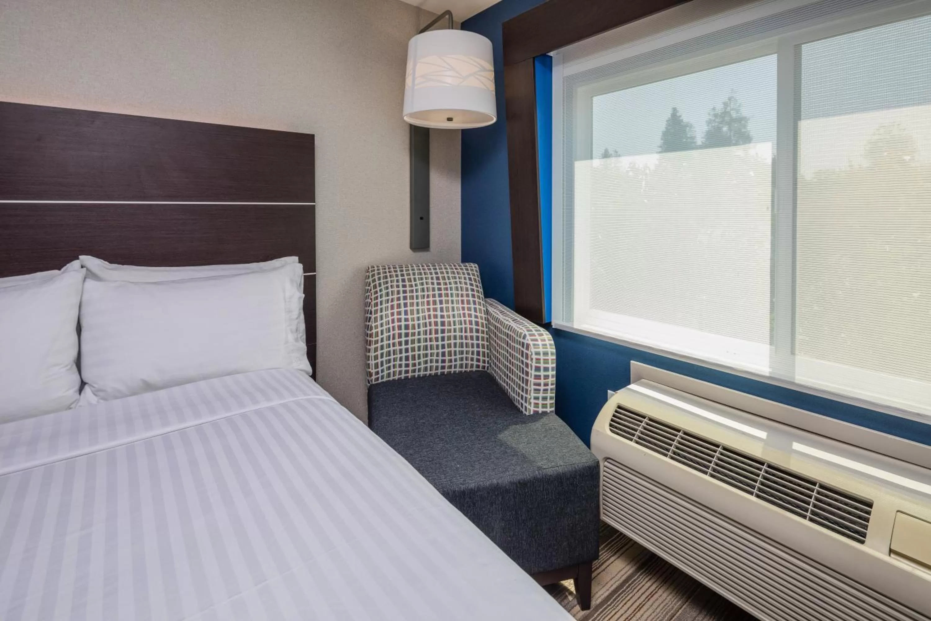 Photo of the whole room, Bed in Holiday Inn Express - Sunnyvale - Silicon Valley by IHG