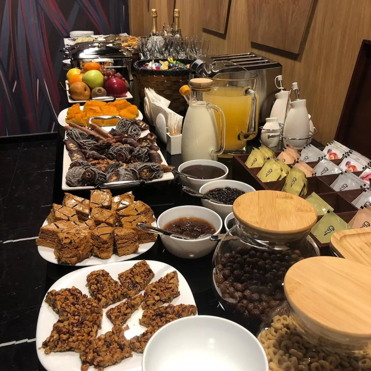 Food and drinks in Elle Boutique Hotel