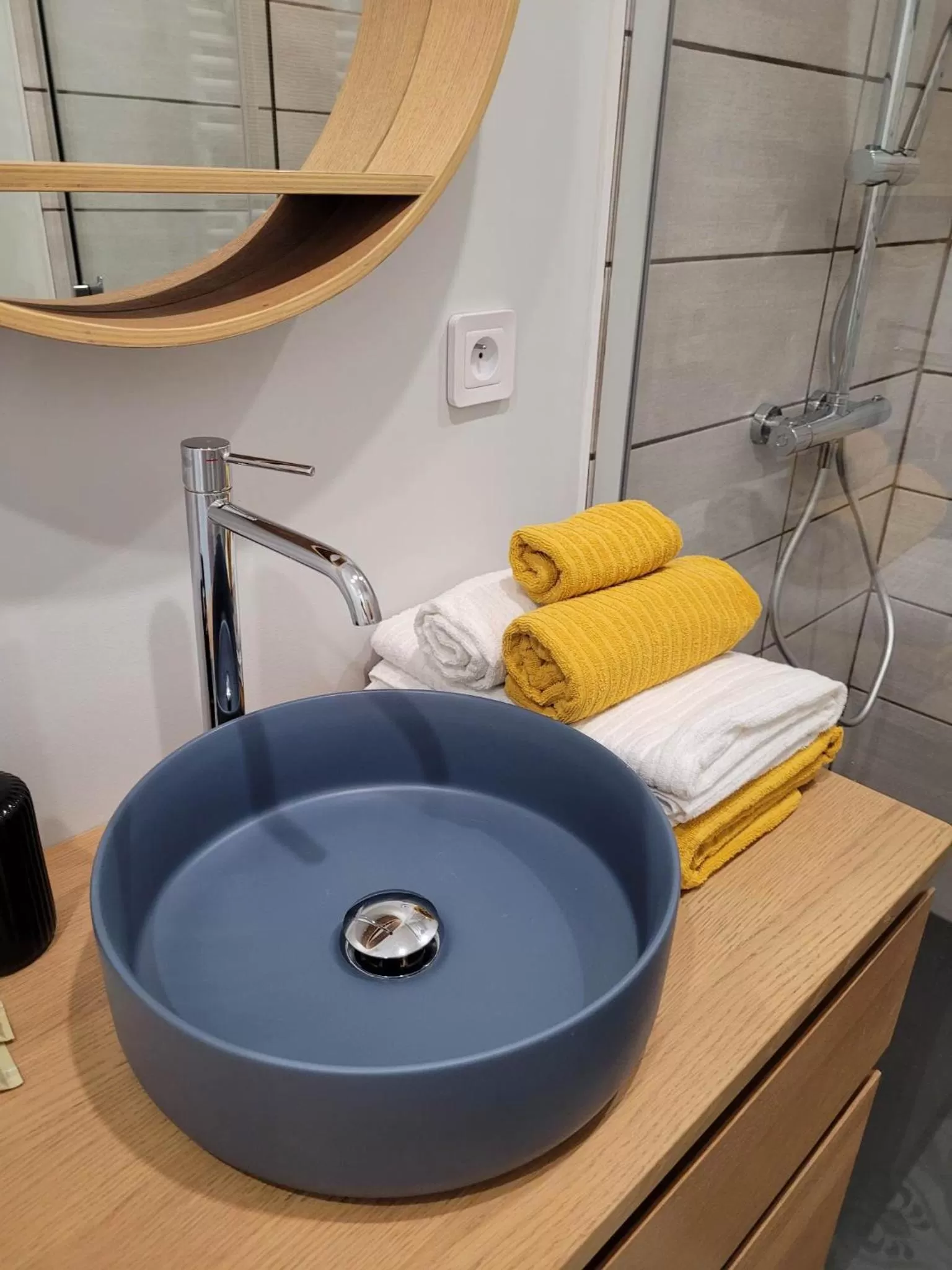 Shower in A L'OMBRE DE LA TREILLE -Proche Saint-Emilion