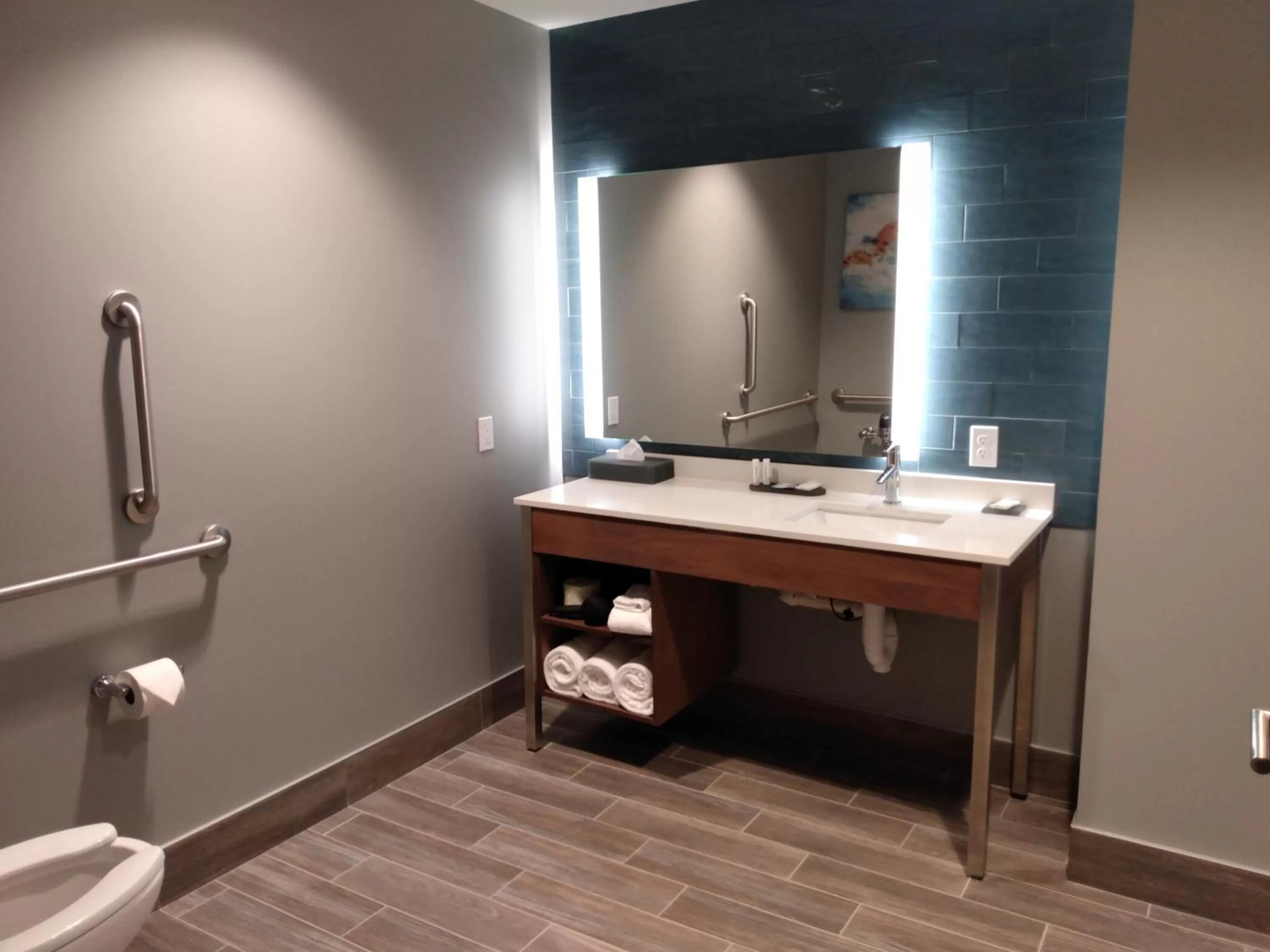 Bathroom in La Quinta Inn & Suites by Wyndham Bardstown