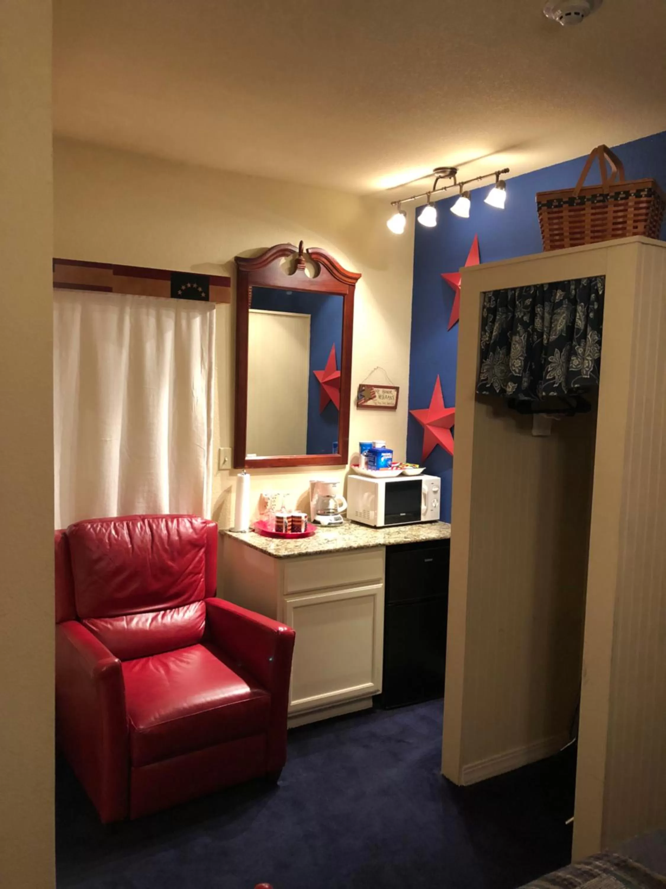 hair dresser, Bed in All Seasons Inn