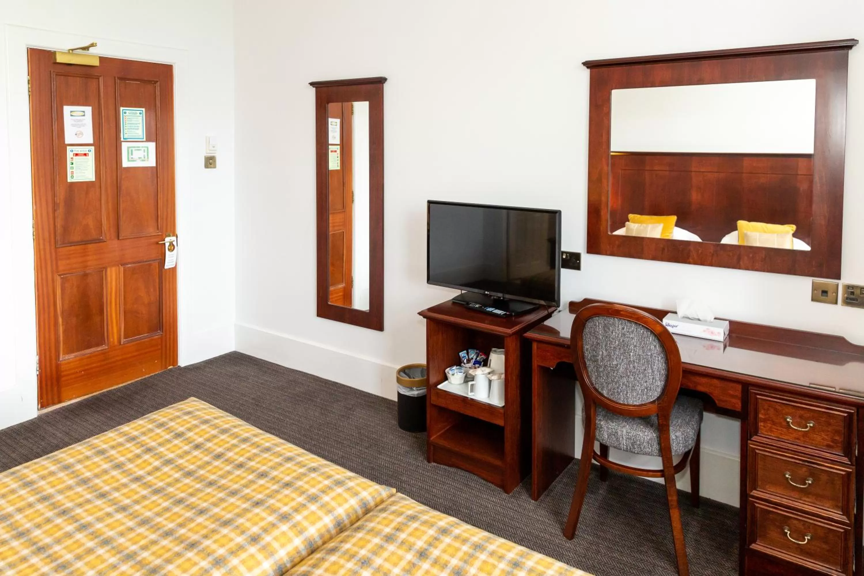 Bedroom, Bed in Alexandra Hotel