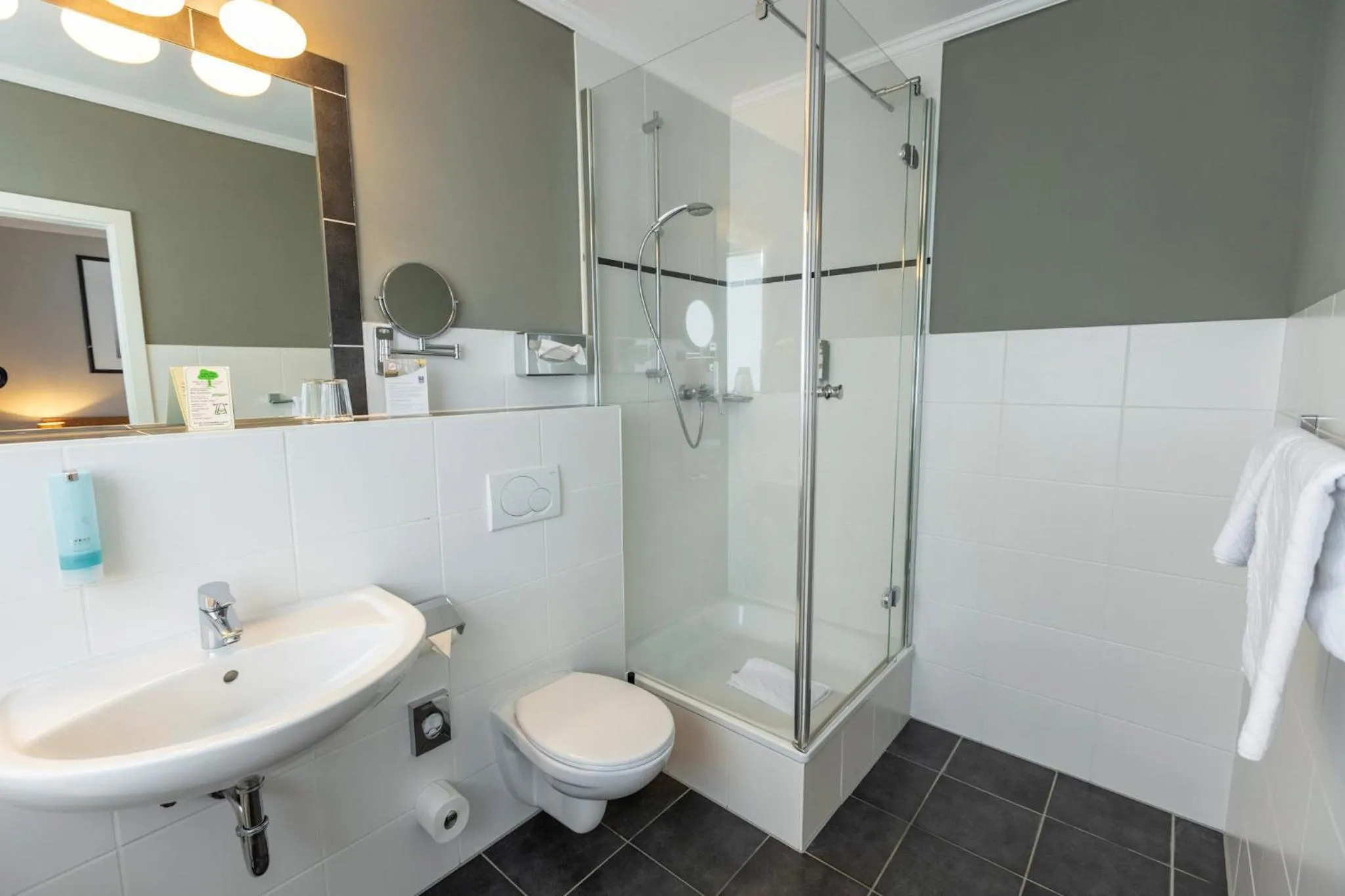 Bathroom in Comfort Hotel tom Kyle