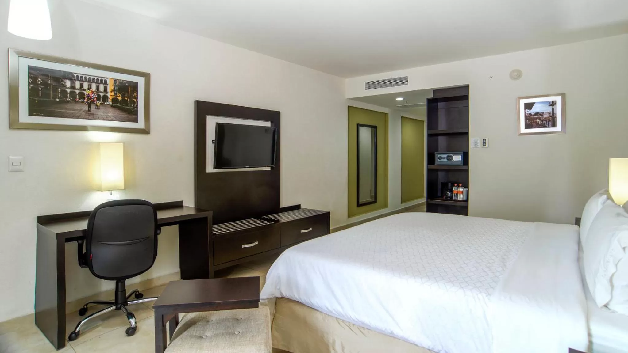 Photo of the whole room, Bed in Holiday Inn Express Xalapa by IHG
