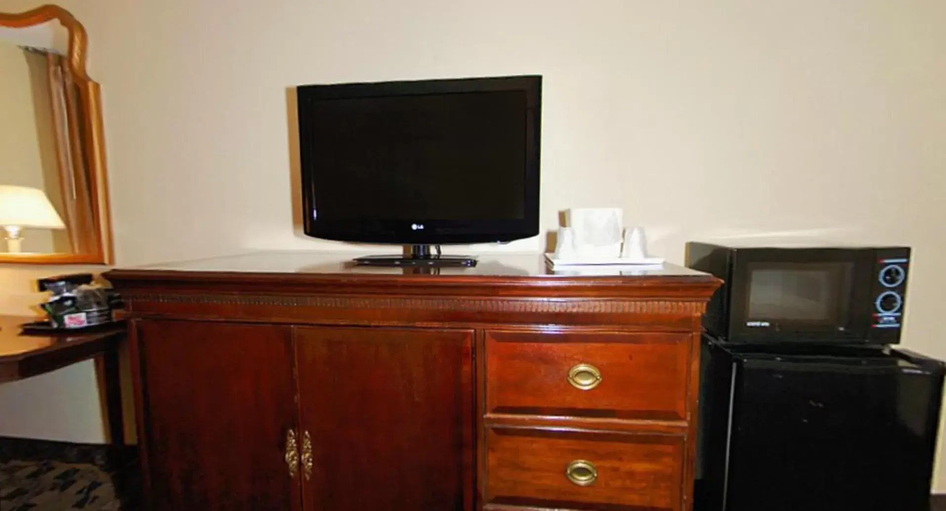 King Room - Accessible/Non-Smoking in Quality Inn Airport King Room - Accessible/Non-Smoking in Quality Inn Airport