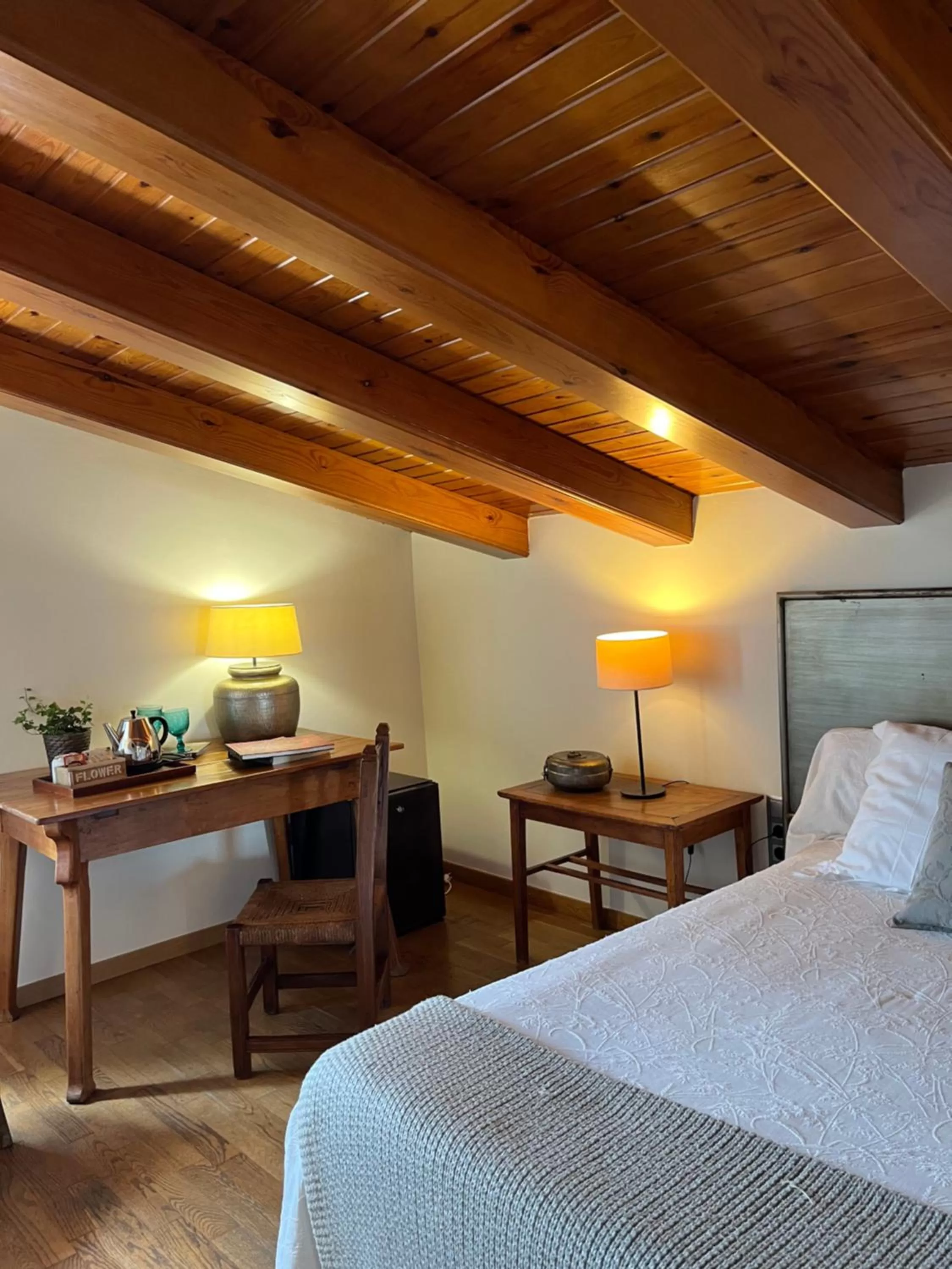 Bed in Hostal de la Plaça - Hotel Boutique