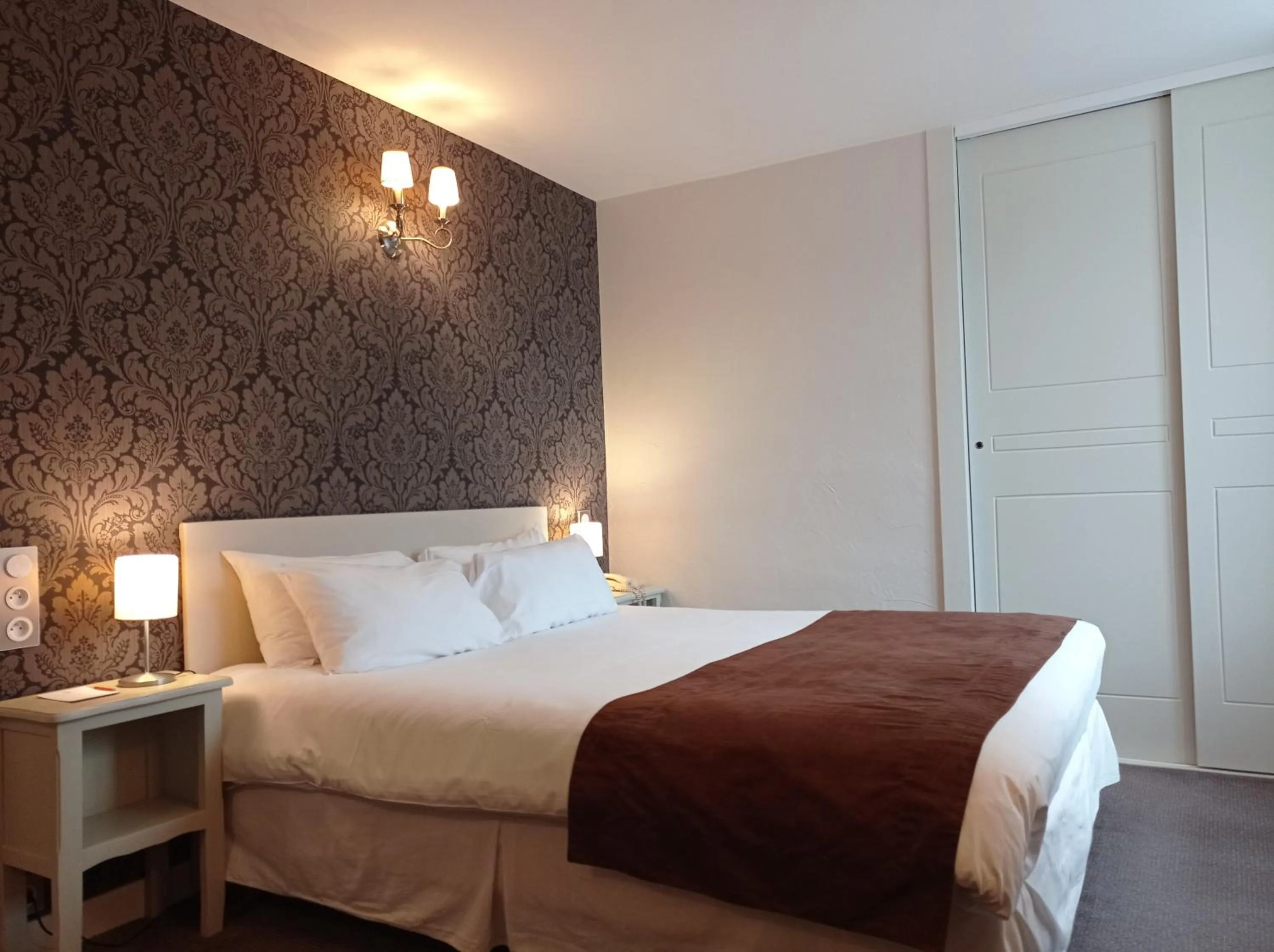 Bedroom, Bed in Hôtel Grand Monarque