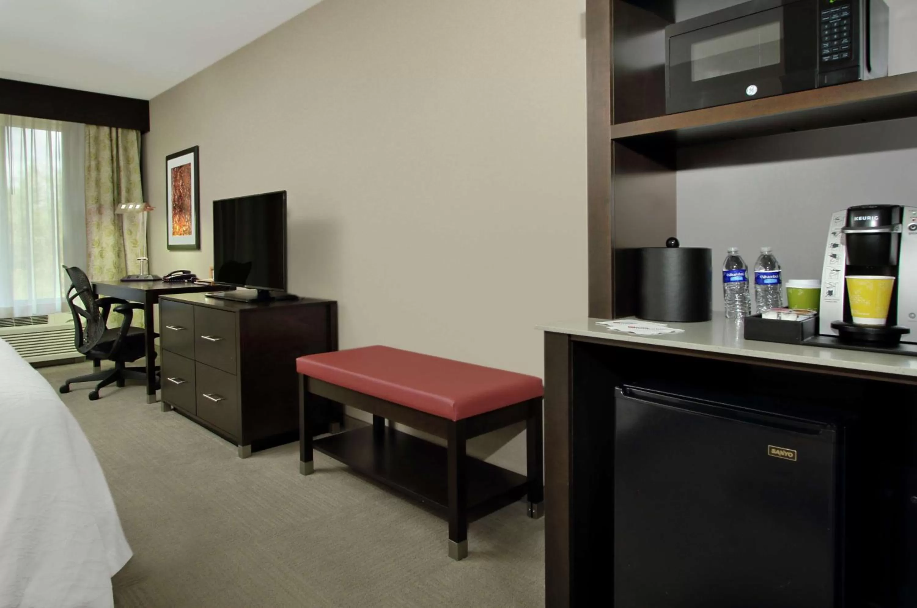 Photo of the whole room, Bed in Hilton Garden Inn Sonoma County Airport