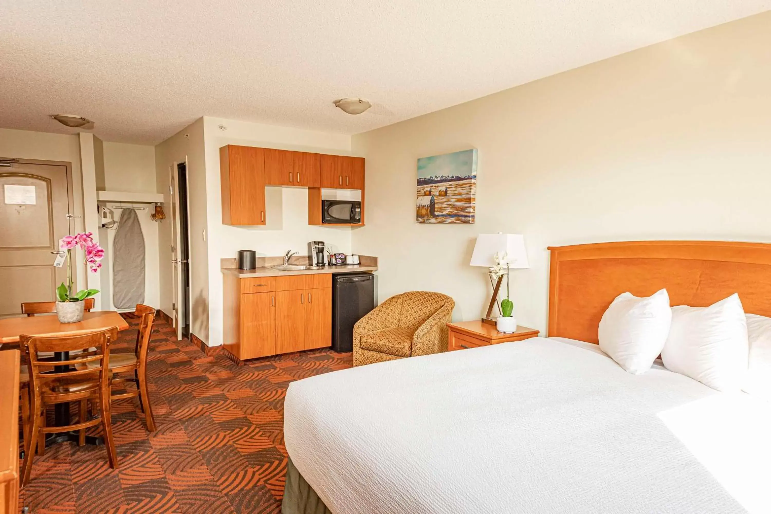 Two-Room King Suite with One King Bed and One Double Bunk Bed - Non-Smoking in Service Plus Inns and Suites Calgary Two-Room King Suite with One King Bed and One Double Bunk Bed - Non-Smoking in Service Plus Inns and Suites Calgary