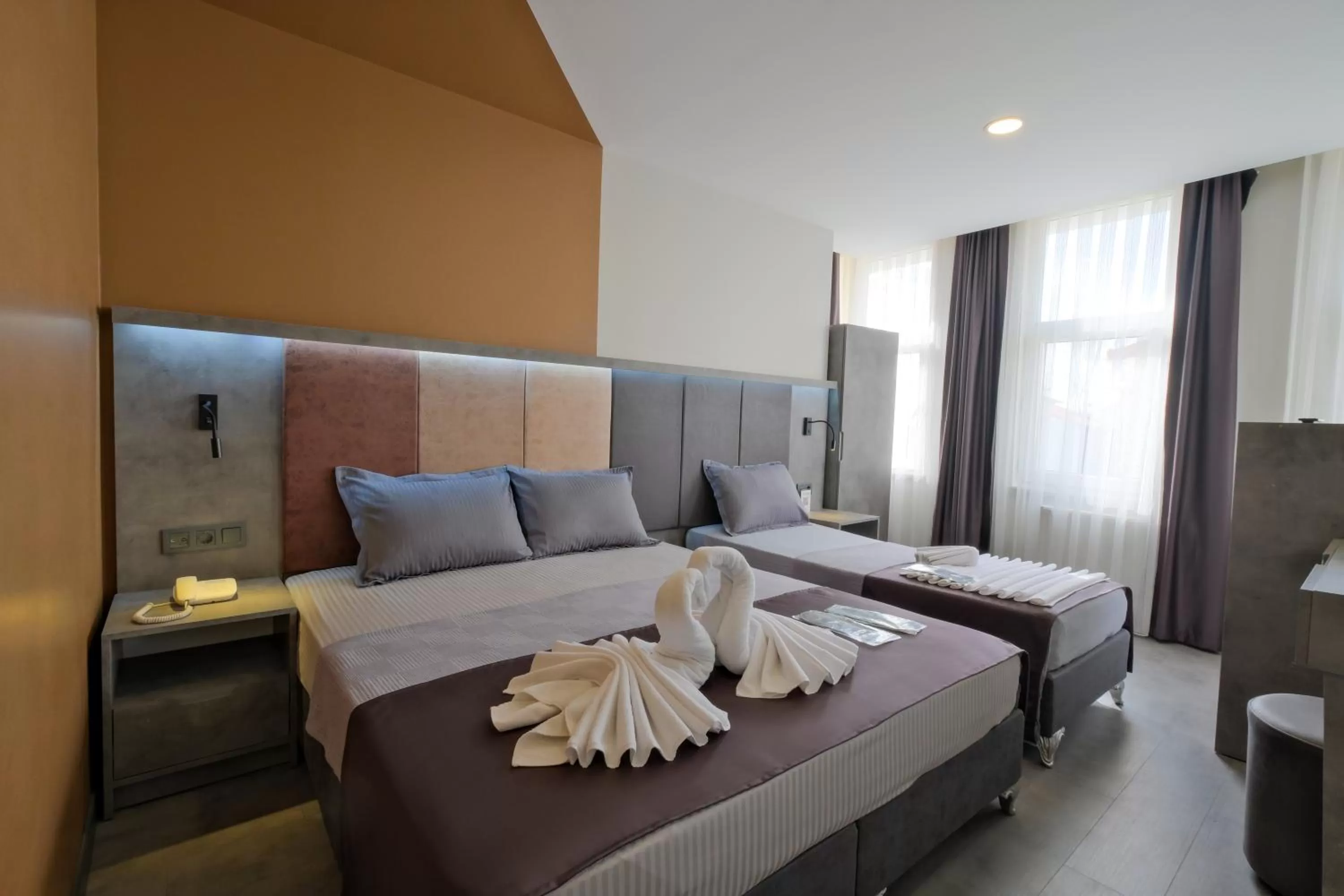 Photo of the whole room, Bed in The Queen Hotel