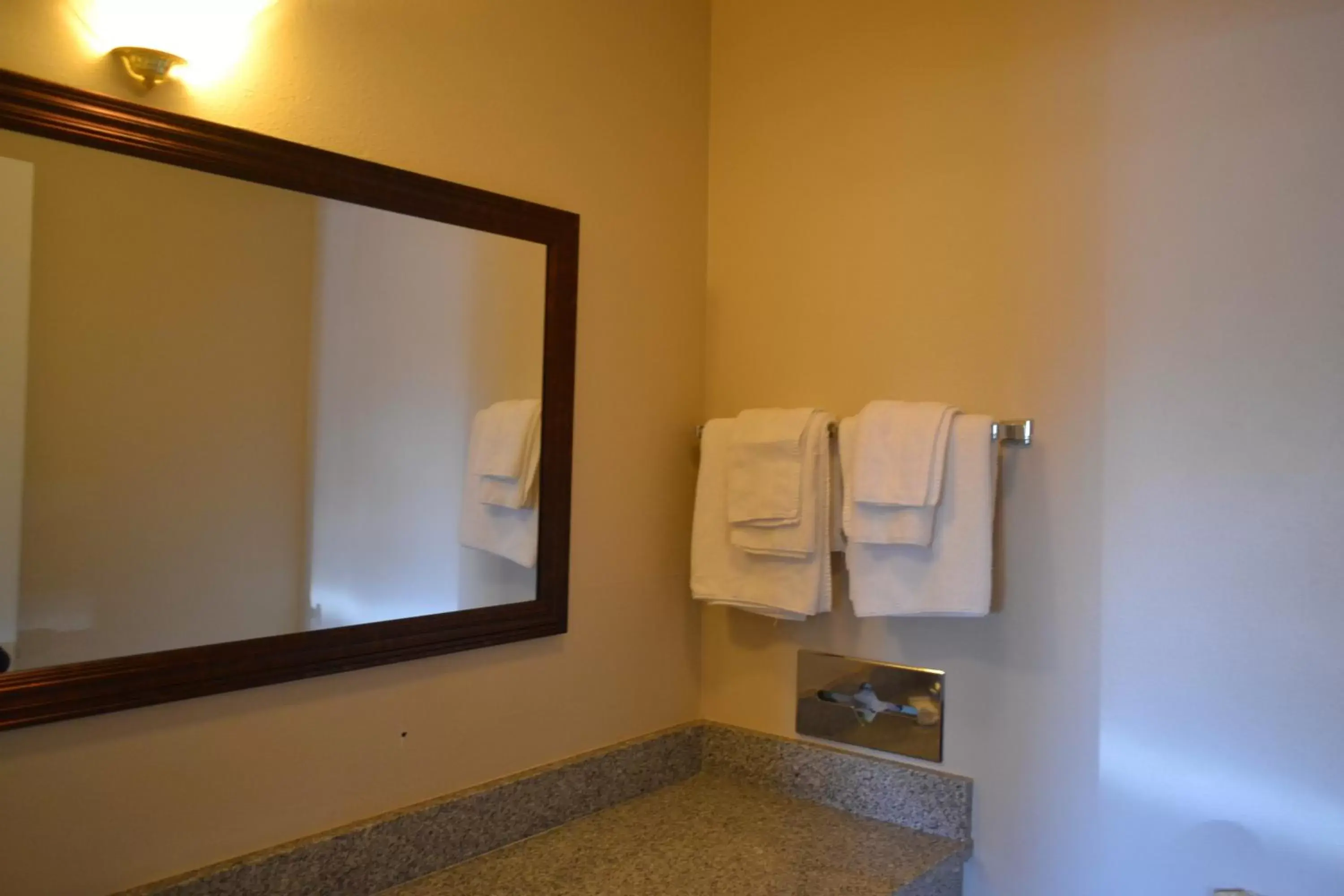 Triple Queen Suite in Skyway Inn - Seatac Triple Queen Suite in Skyway Inn - Seatac