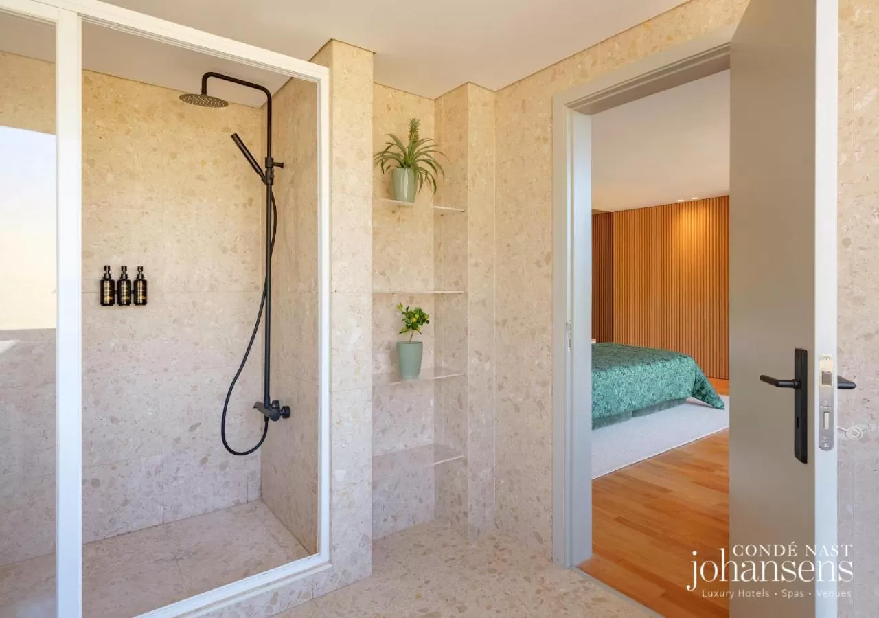 Bathroom, Bed in Pure Monchique Hotel - Villa Termal Spa Resort - by Unlock Hotels