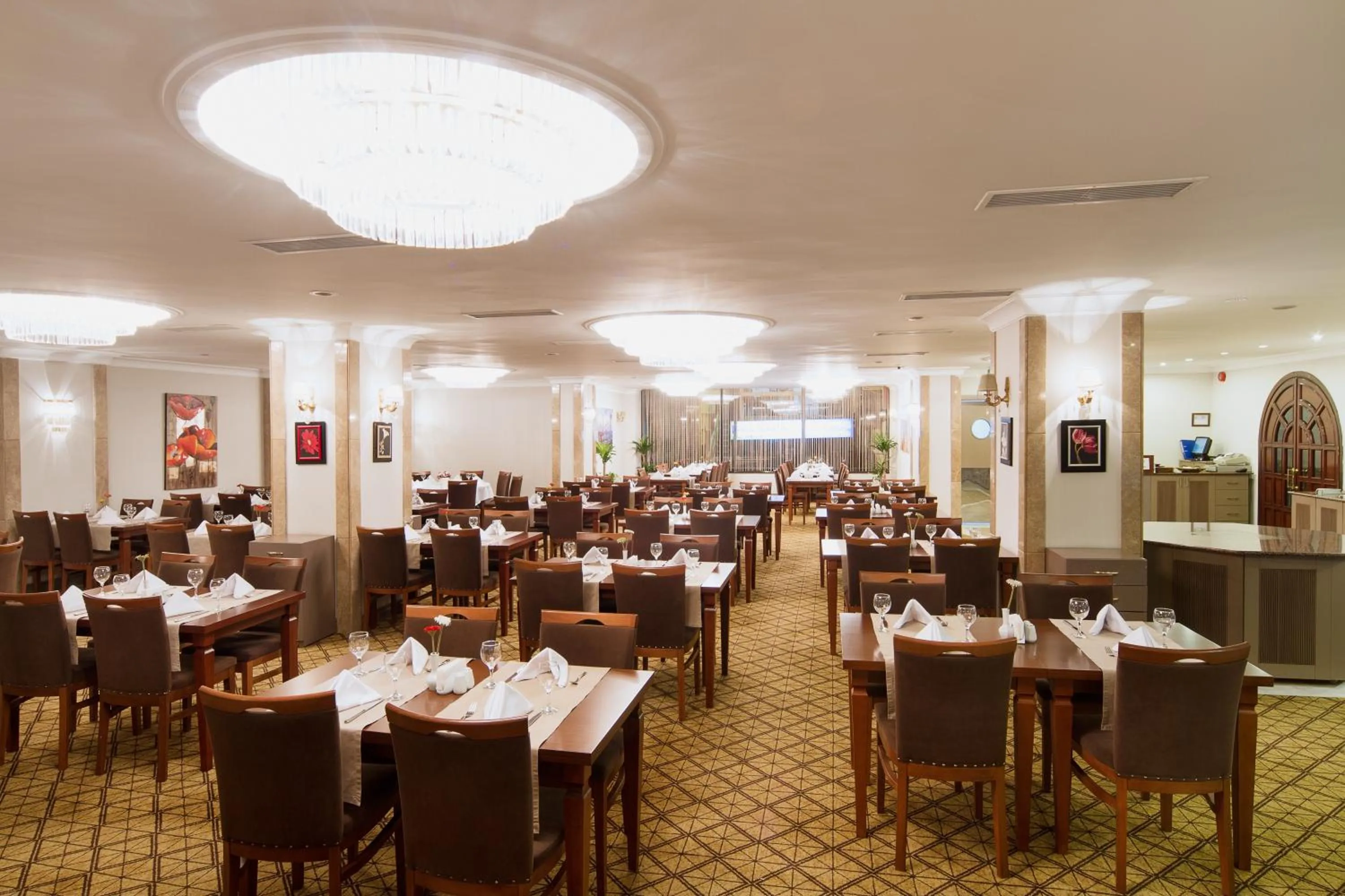 Restaurant/Places to Eat in Black Bird Hotel