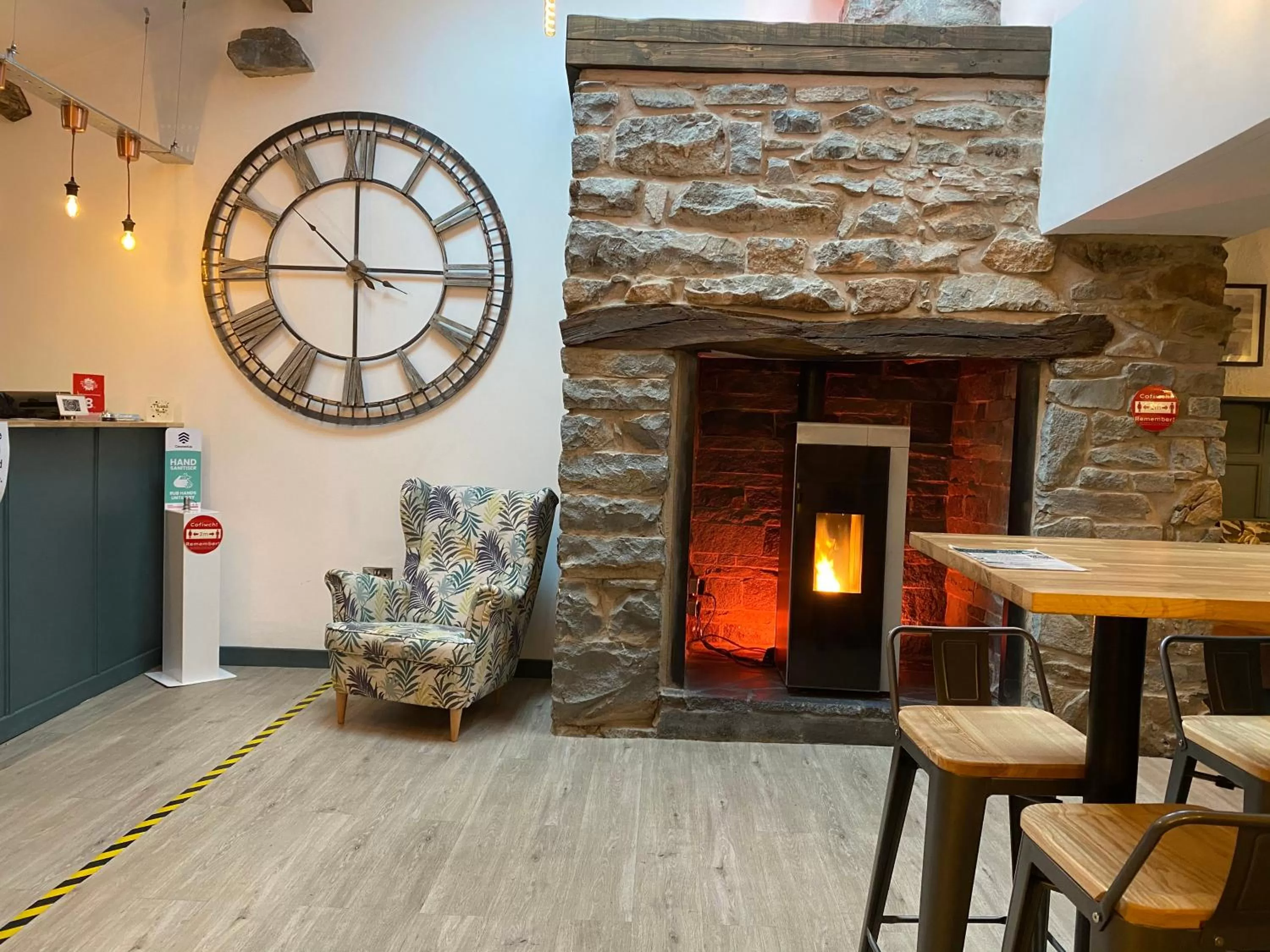 Lounge or bar in The Golden Fleece Inn