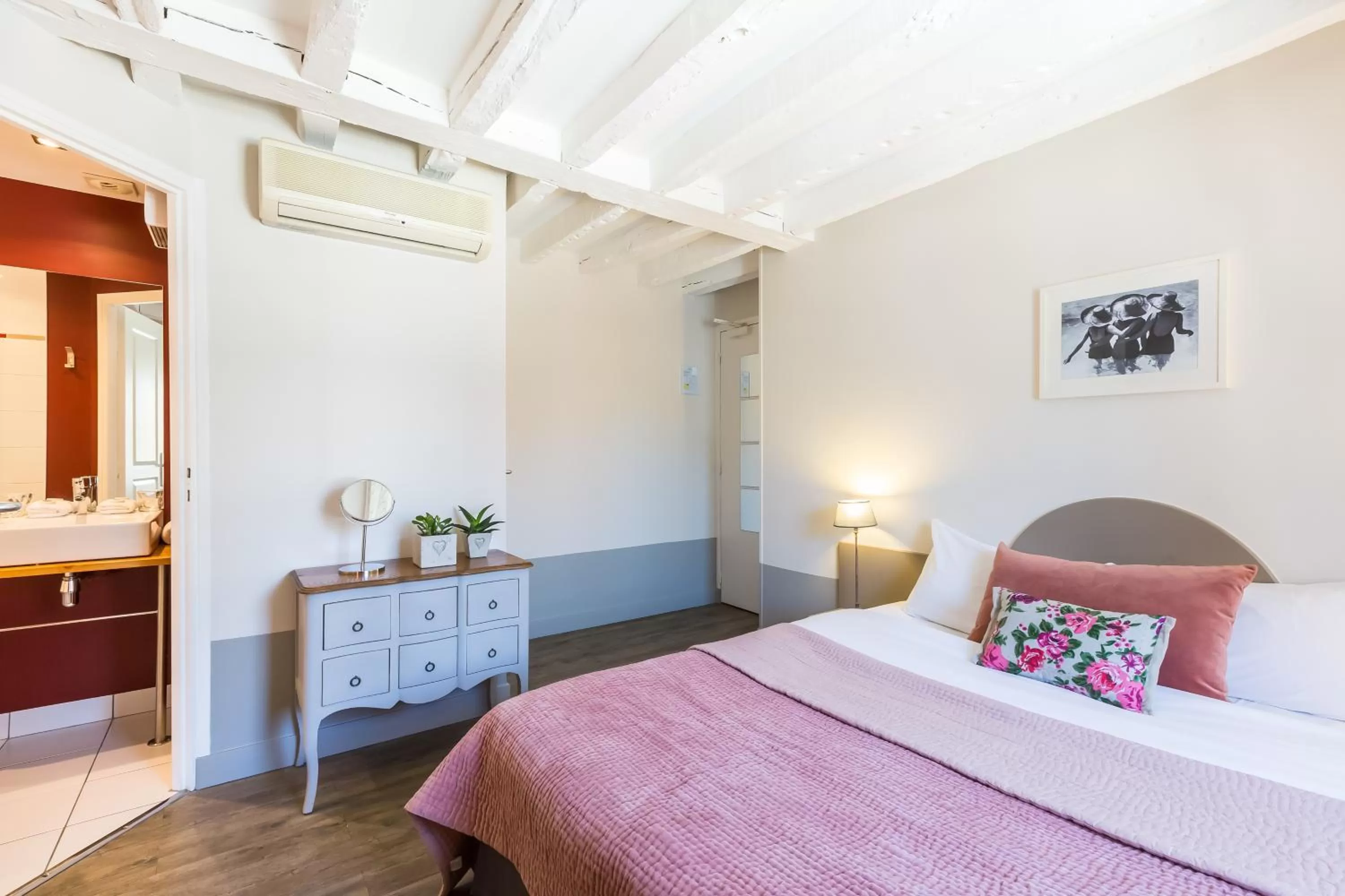 Photo of the whole room, Bed in Hôtel L'Adresse