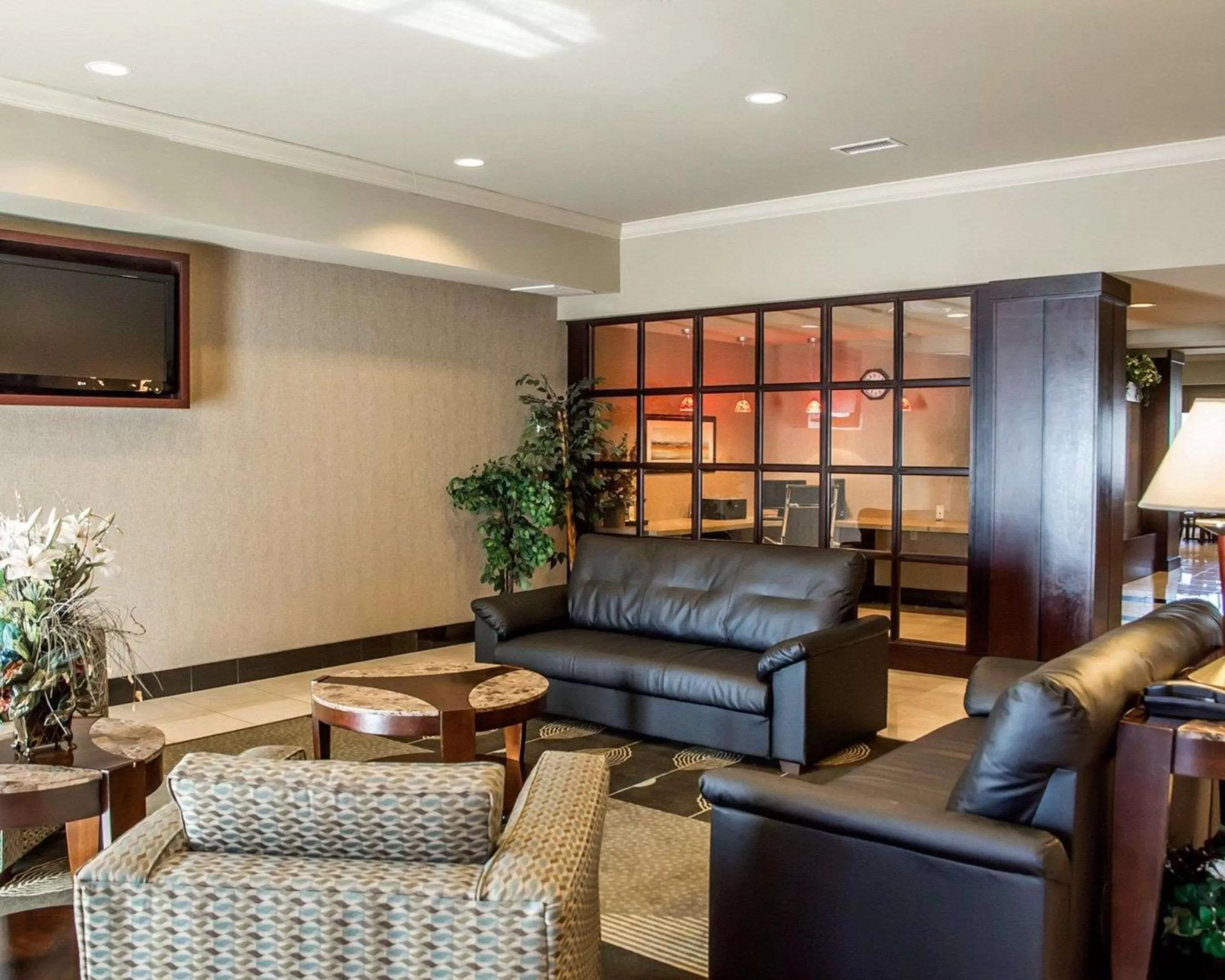 Lobby or reception in Comfort Suites Cincinnati North