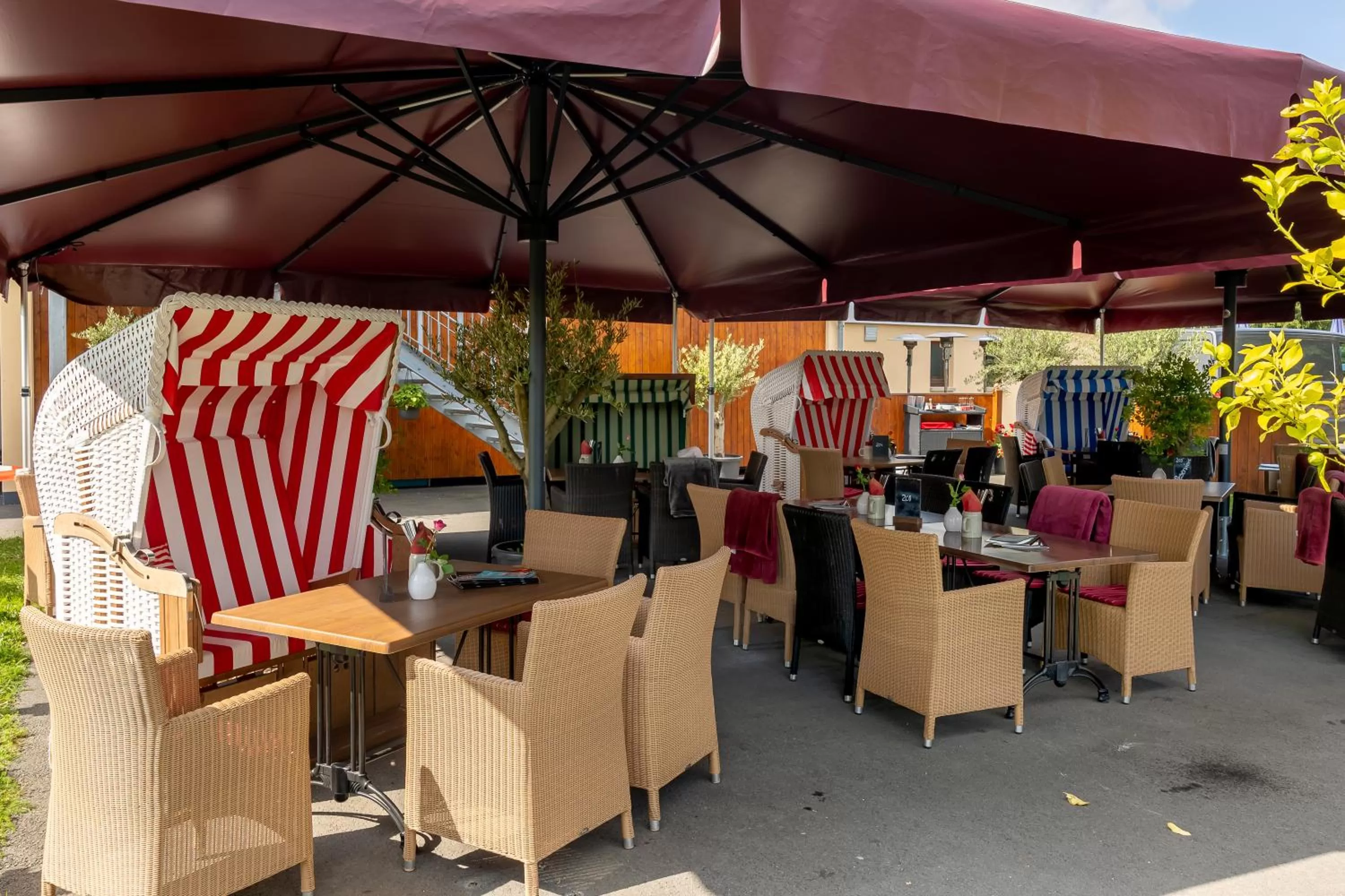 Restaurant/Places to Eat in Riverdam