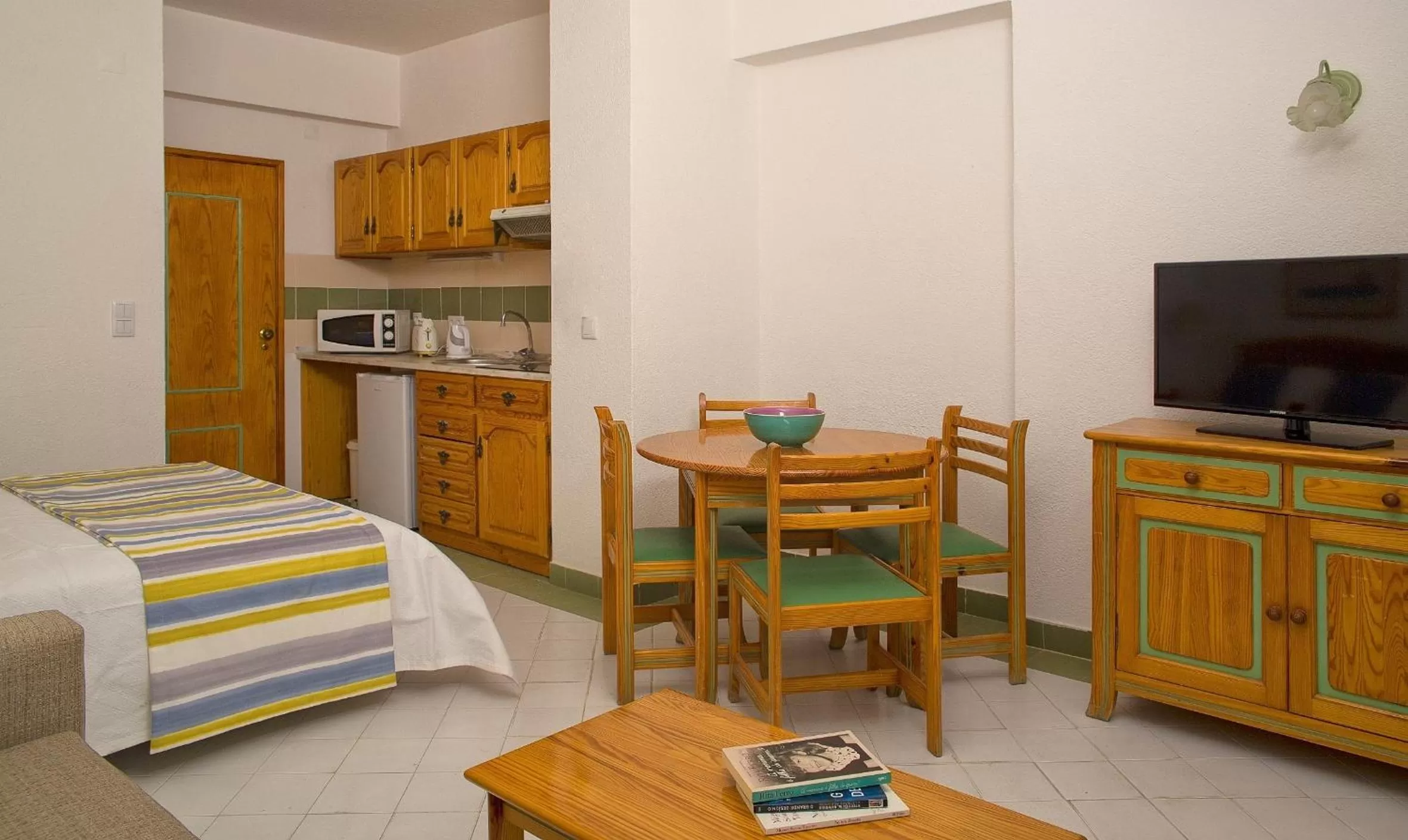 Kitchen or kitchenette in Ourabay Hotel Apartamento - Art & Holidays
