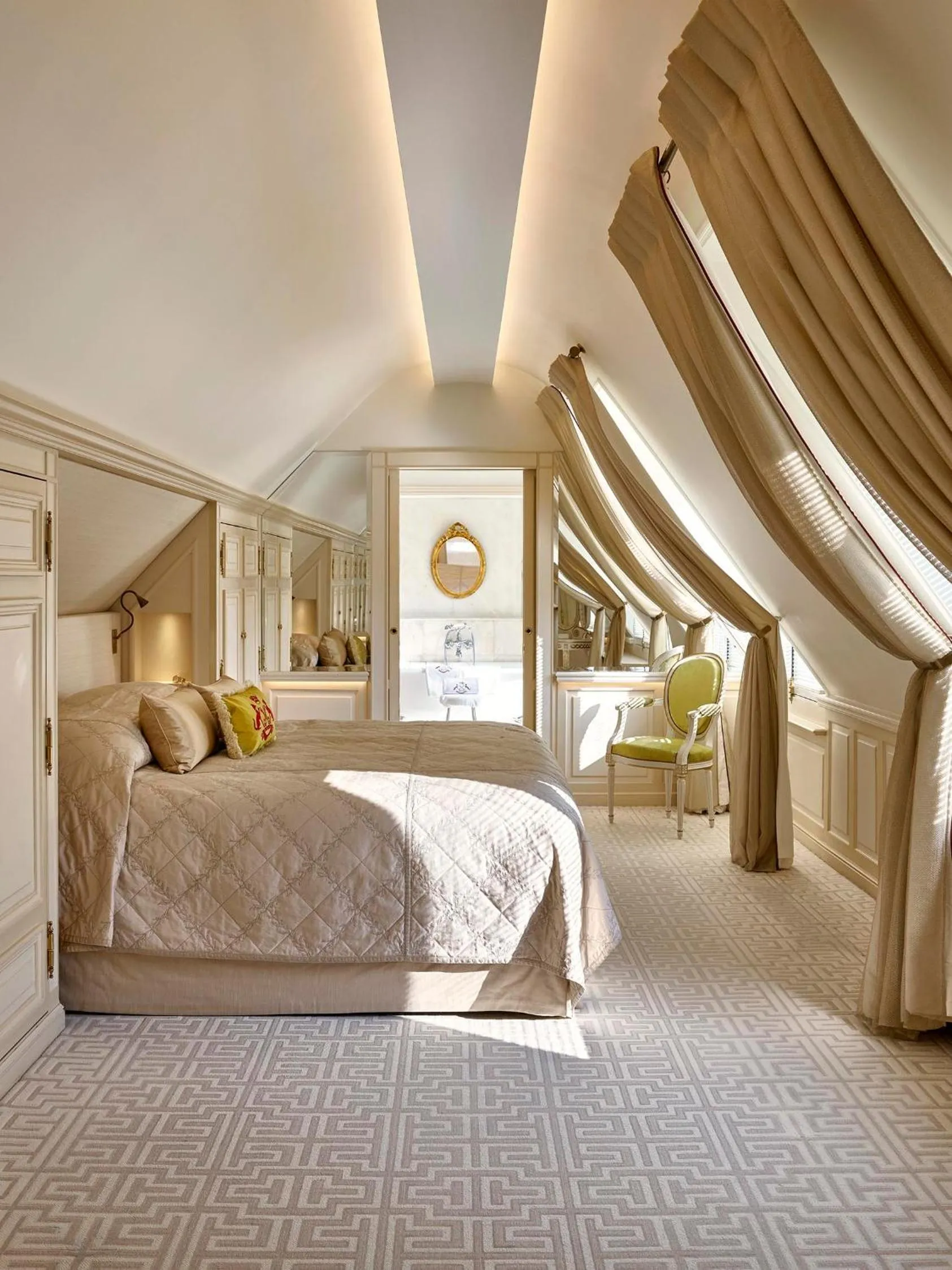 Bedroom, Bed in Le Meurice – Dorchester Collection