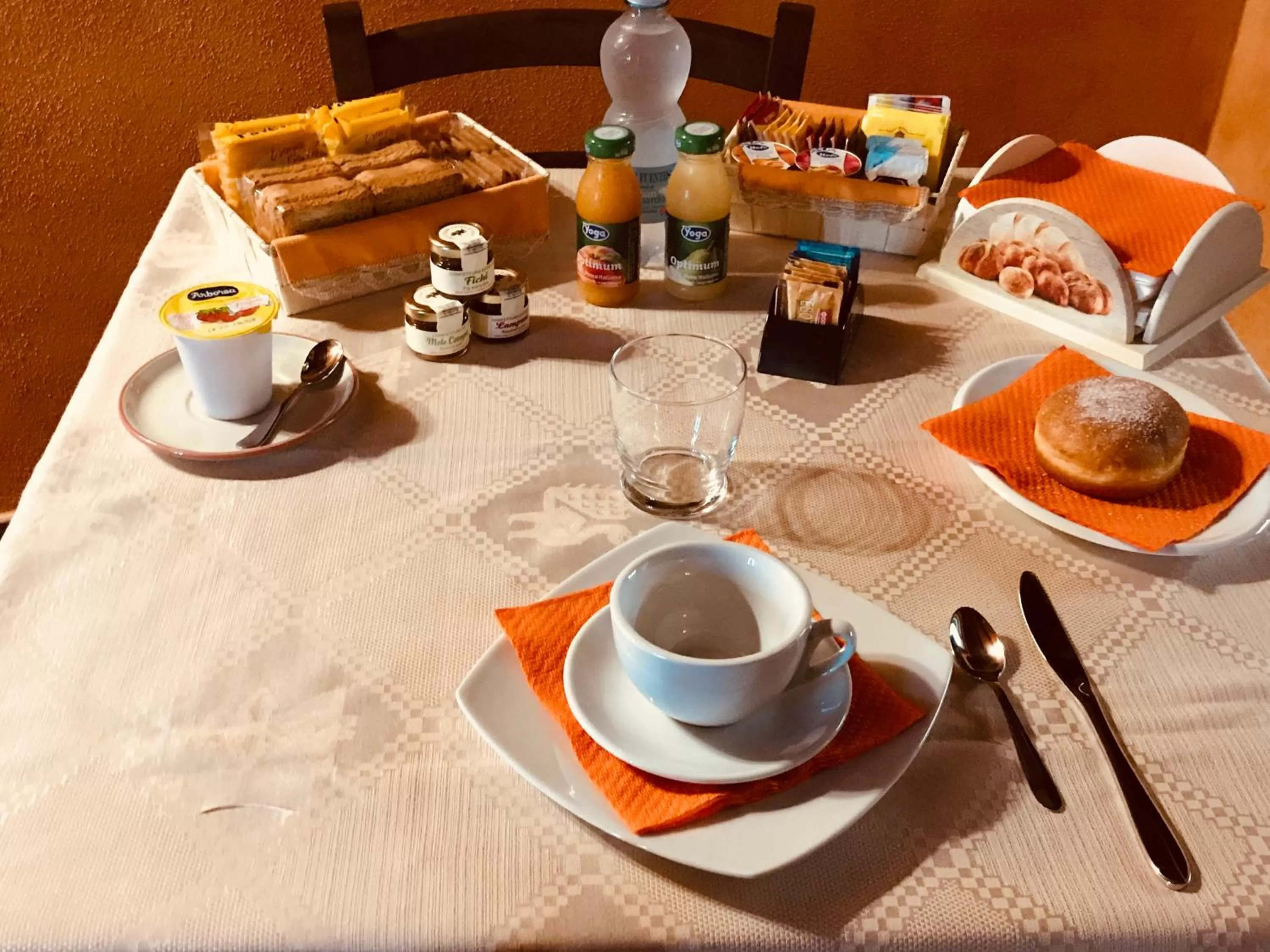 Italian breakfast in B&B Linu Ruiu