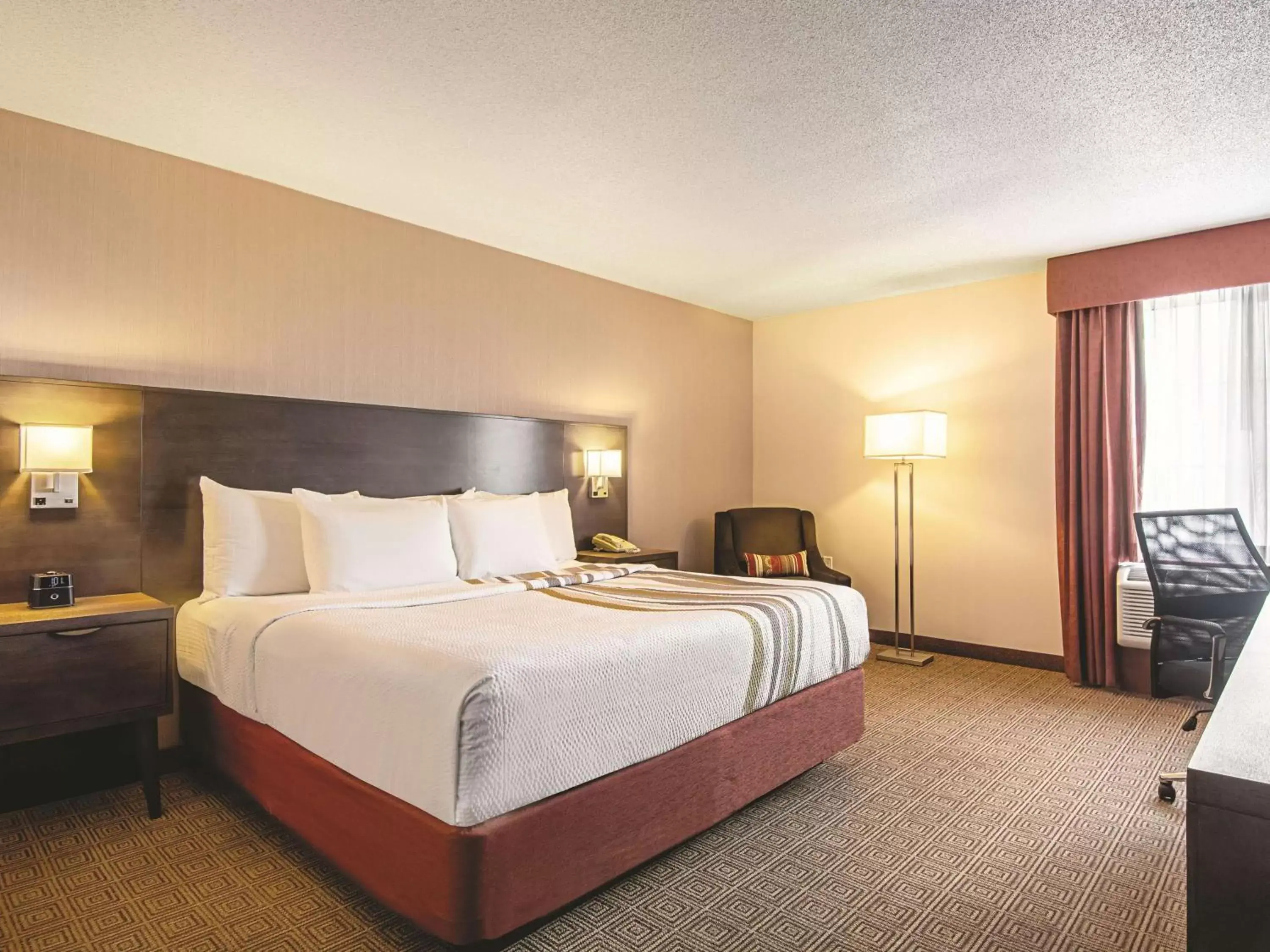King Room with One King Bed - Mobility Accessible - Mountain View - Non-Smoking in La Quinta Inn by Wyndham Vancouver Airport King Room with One King Bed - Mobility Accessible - Mountain View - Non-Smoking in La Quinta Inn by Wyndham Vancouver Airport