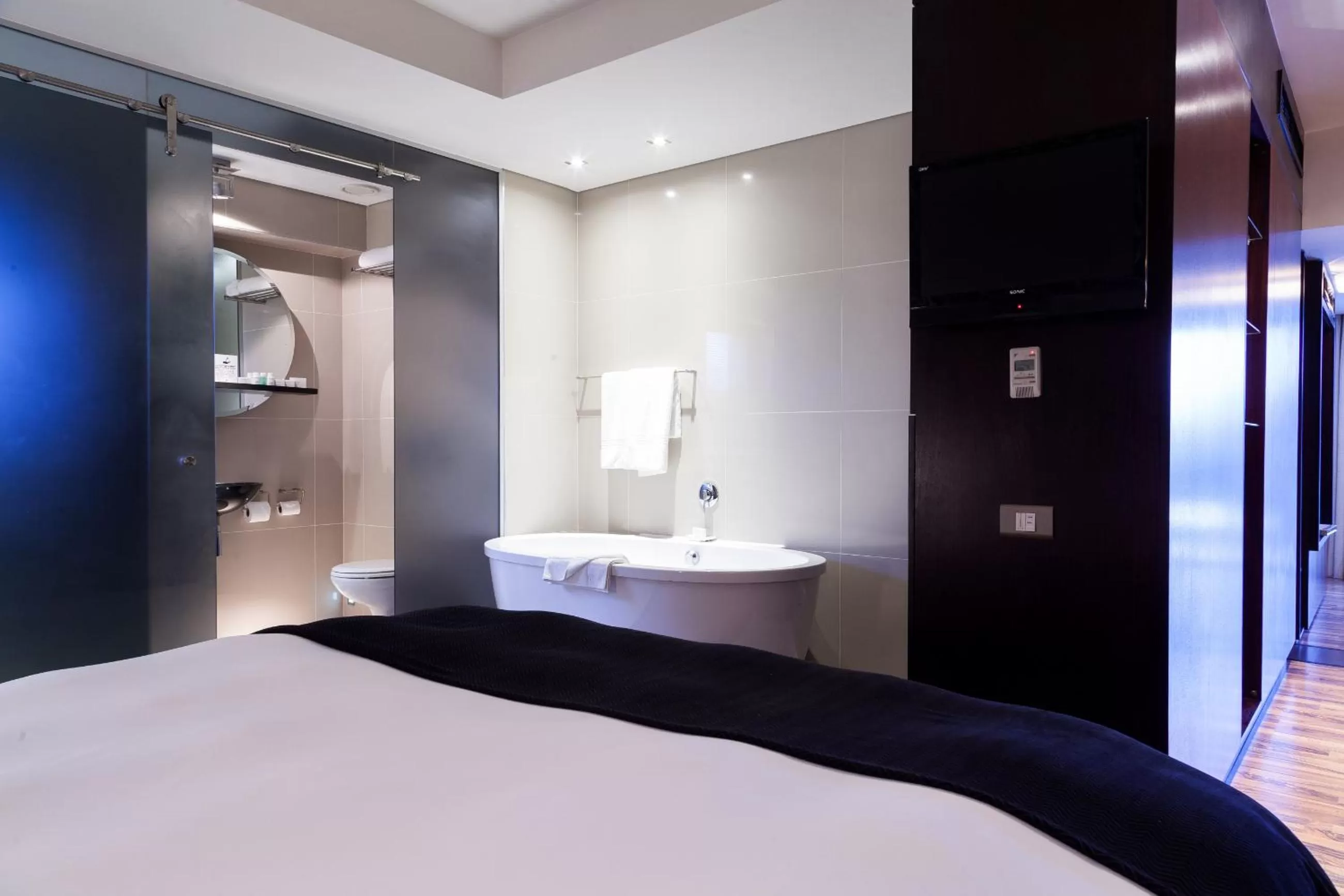 Bathroom, Bed in Colosseum Hotel