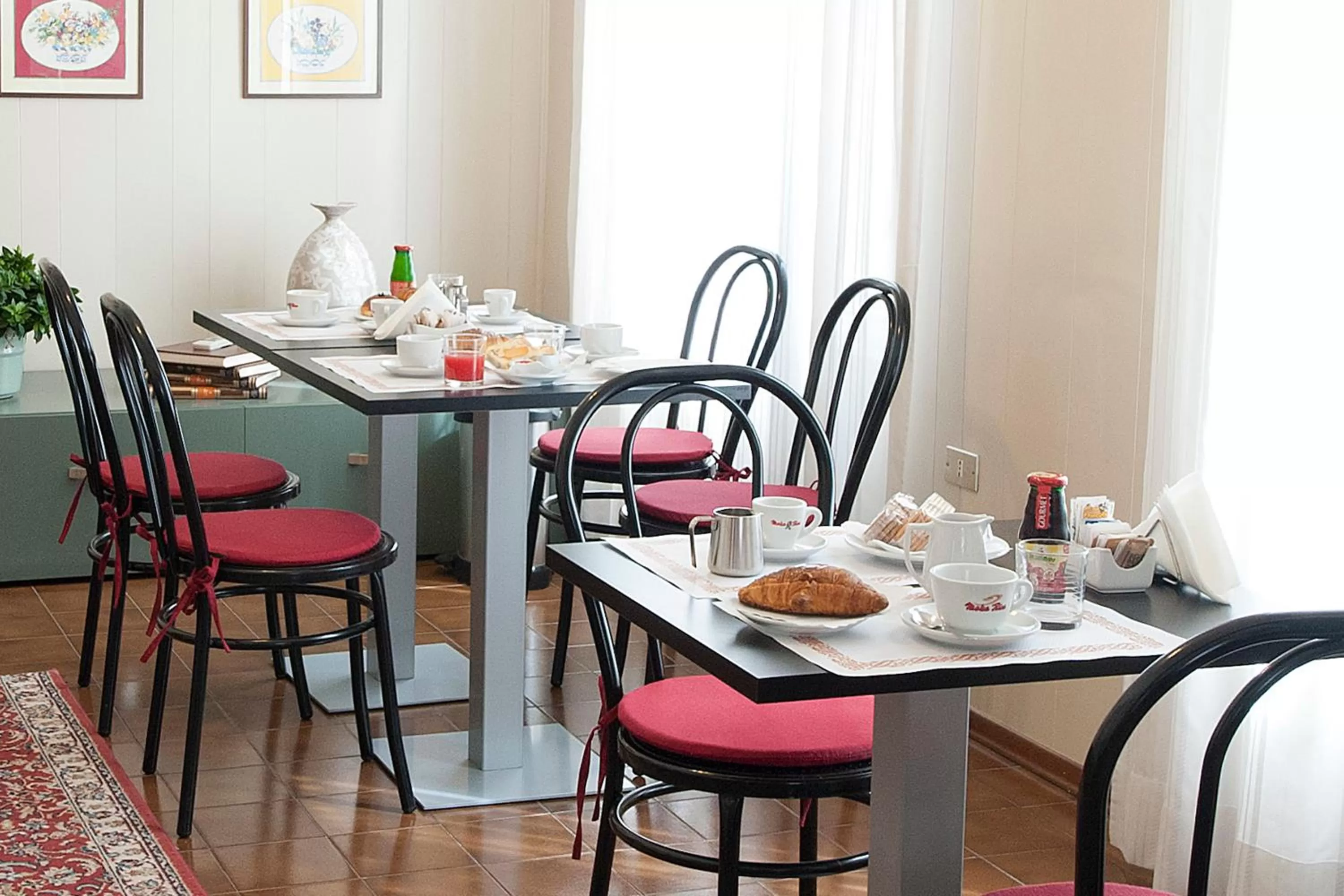 Restaurant/places to eat in Hotel Gardenia