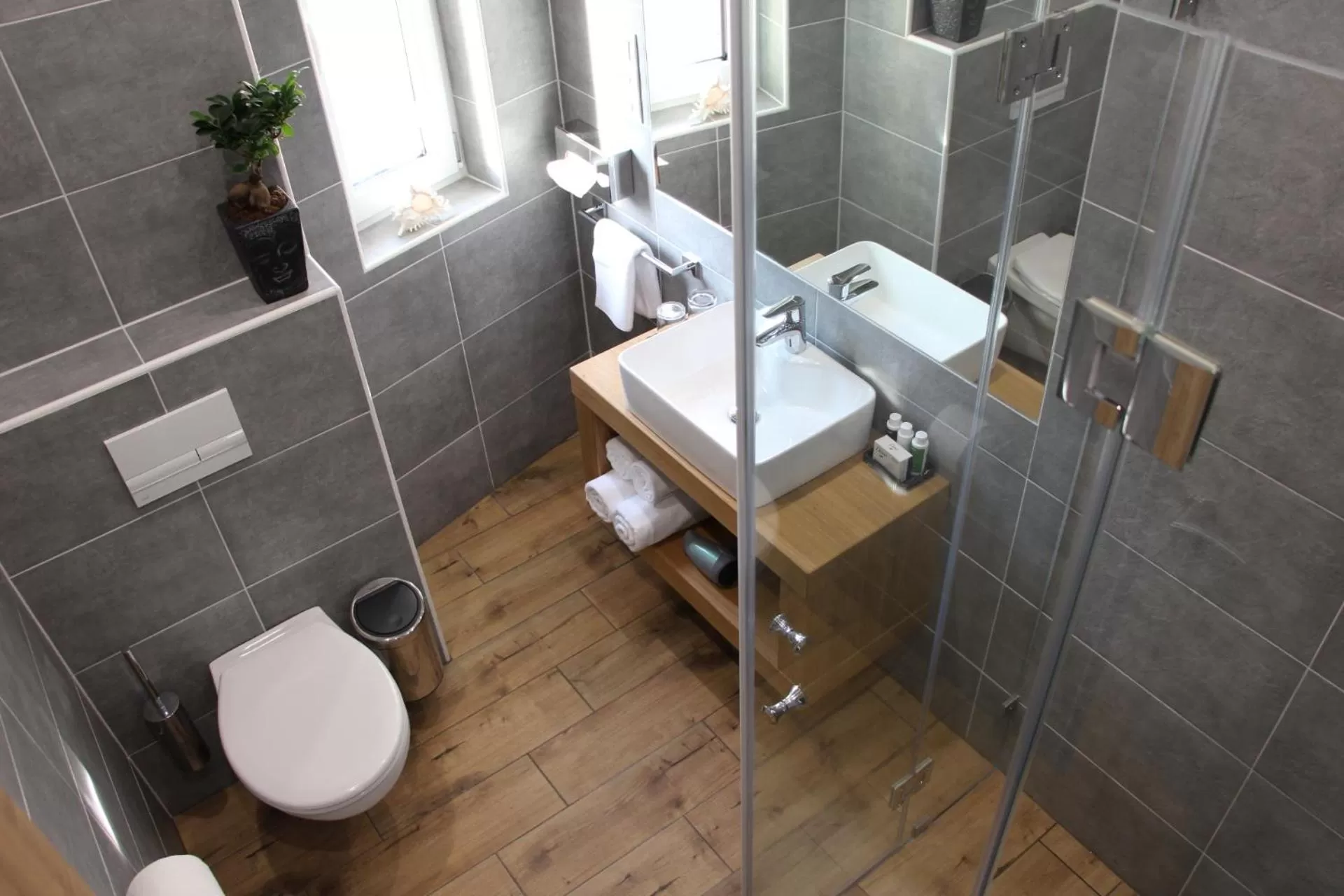 Shower in Villa Aruba & Private SPA Suites