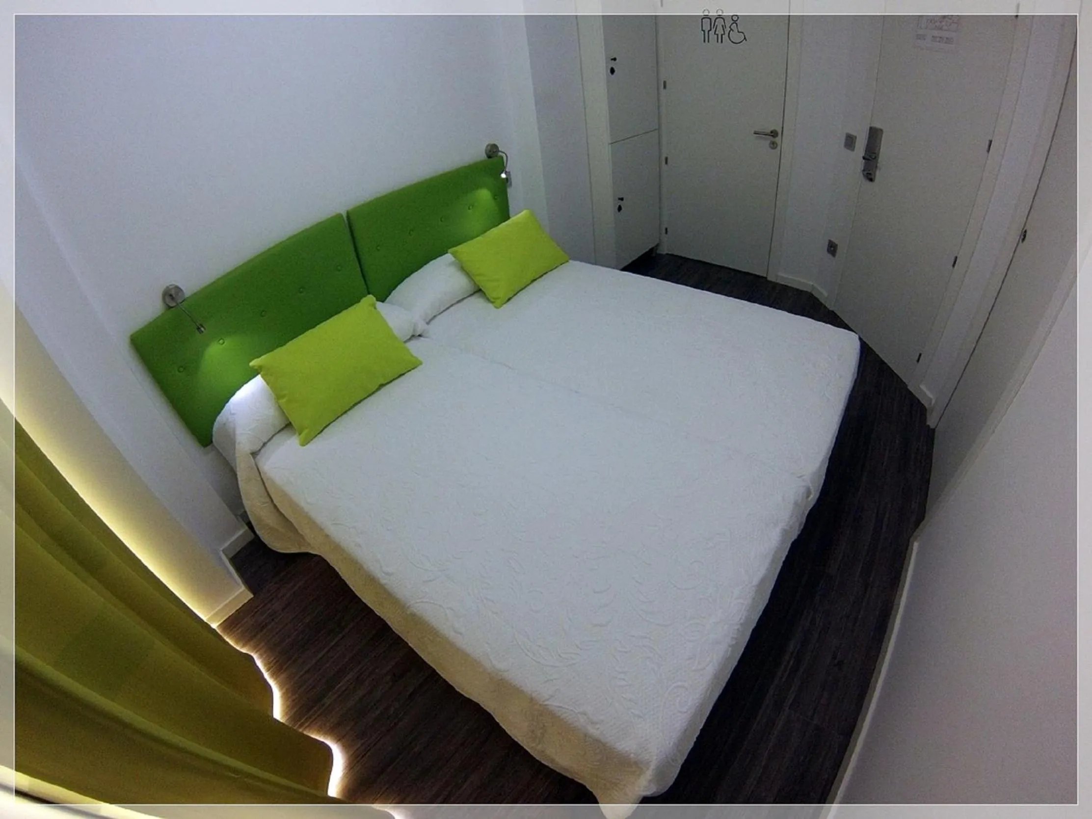 Bedroom, Bed in Chameleon Youth Hostel Alicante