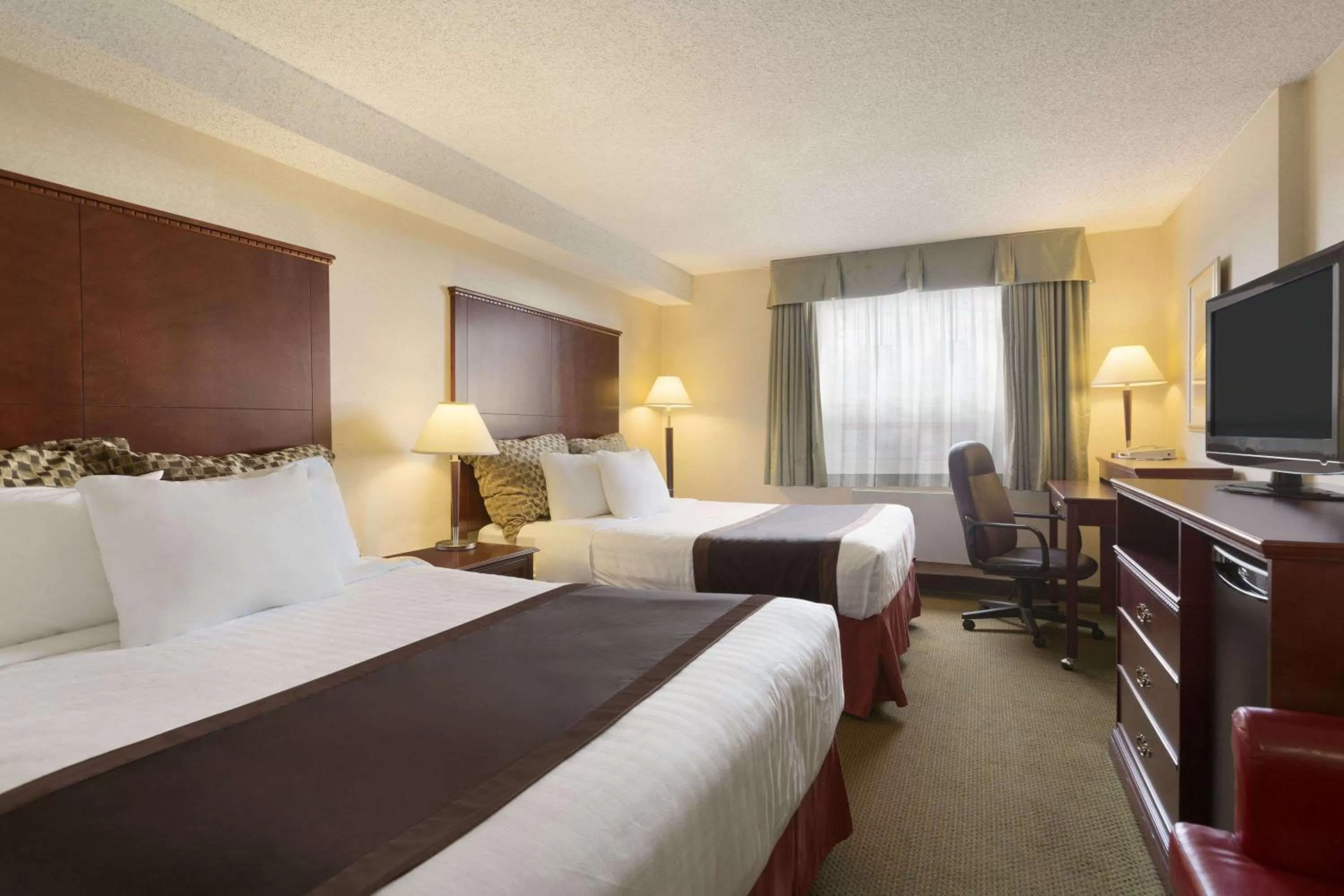 Photo of the whole room, Bed in Travelodge Hotel by Wyndham Vancouver Airport
