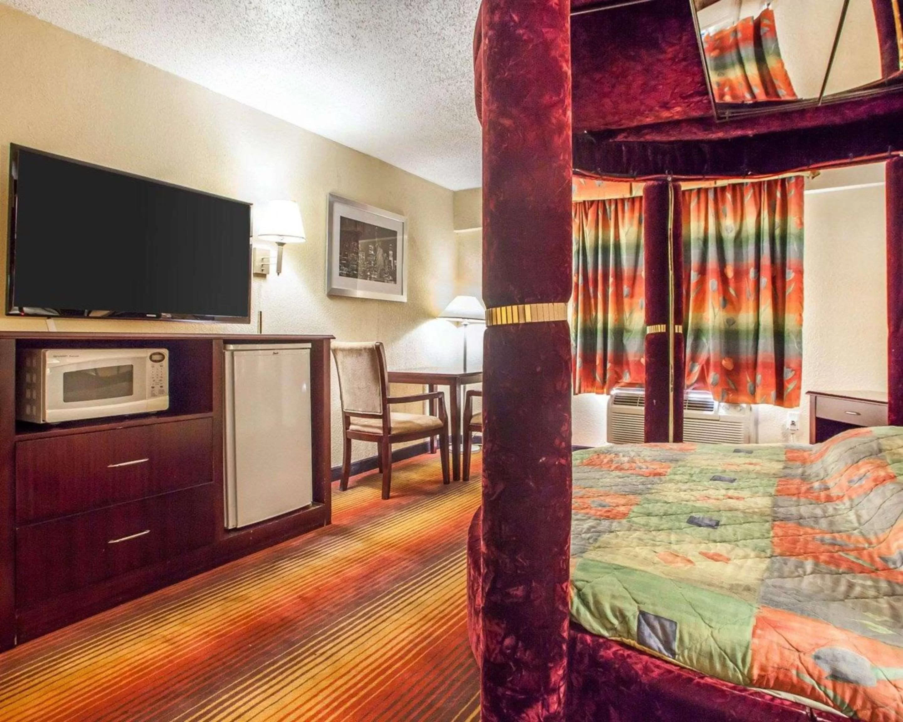 Photo of the whole room, Bed in Days Inn by Wyndham Jersey City