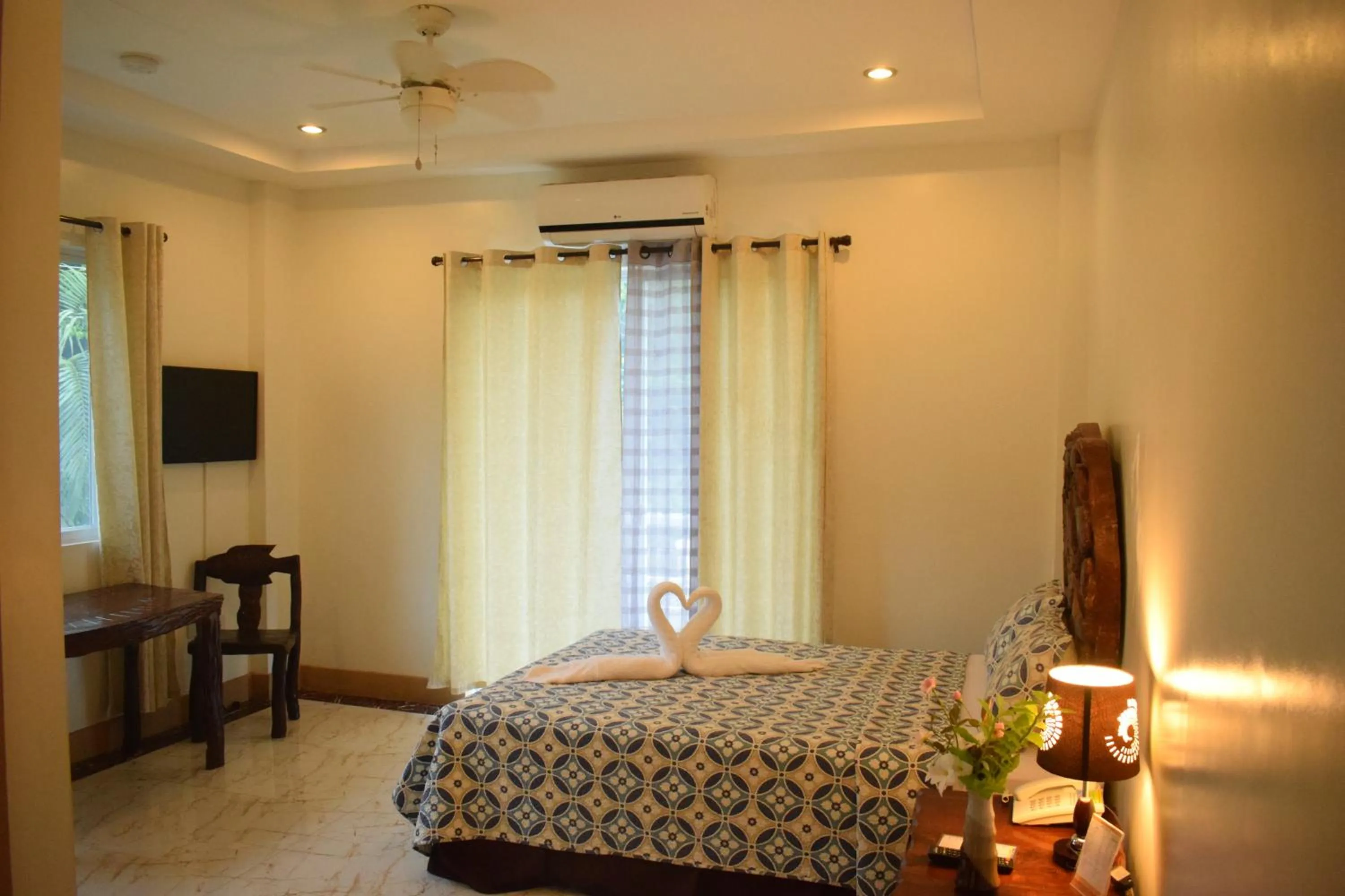 Bed in Villa de Sierra Vista Bay and Mountain View Inn