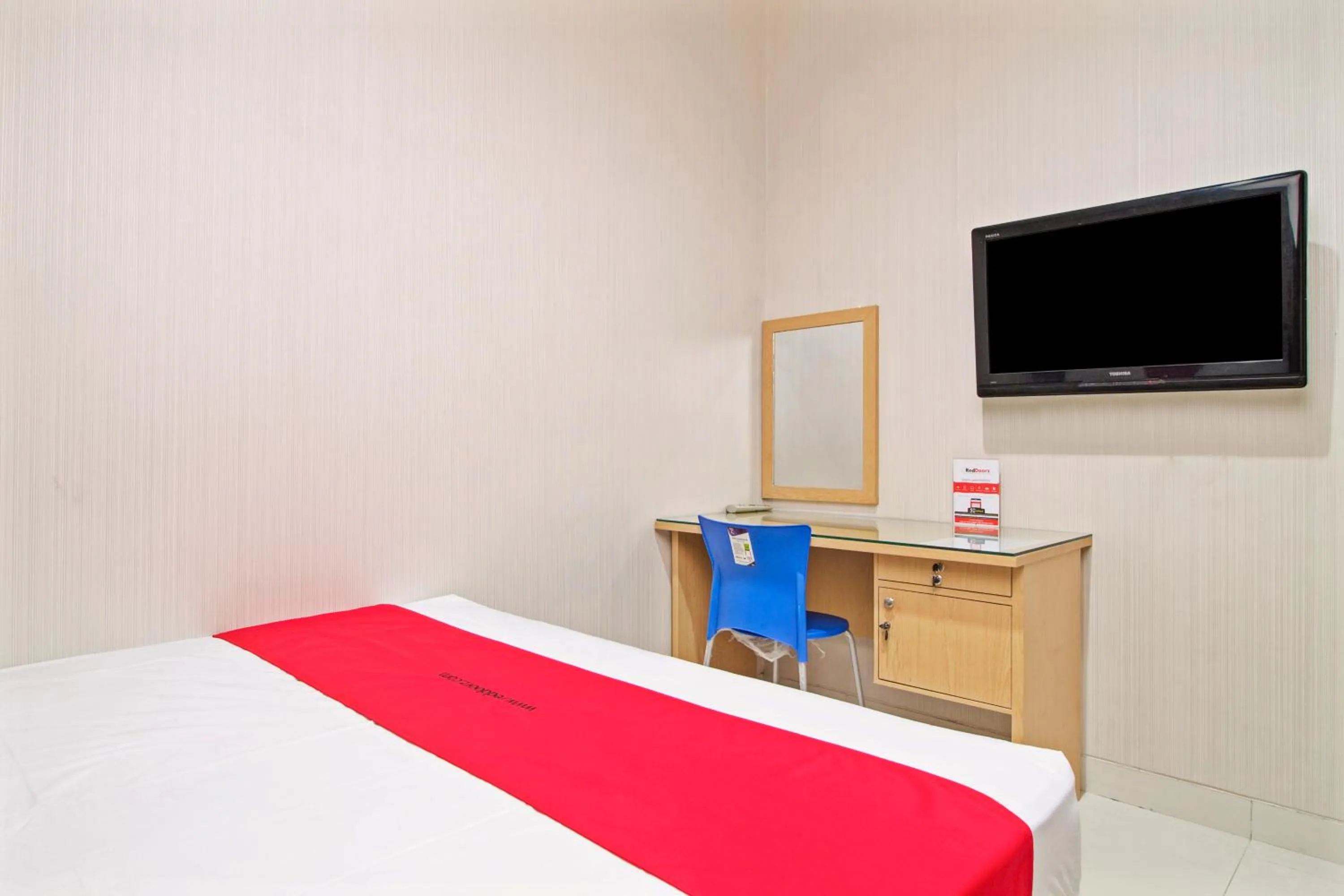 Bedroom, Bed in RedDoorz @ Mangga Besar 2