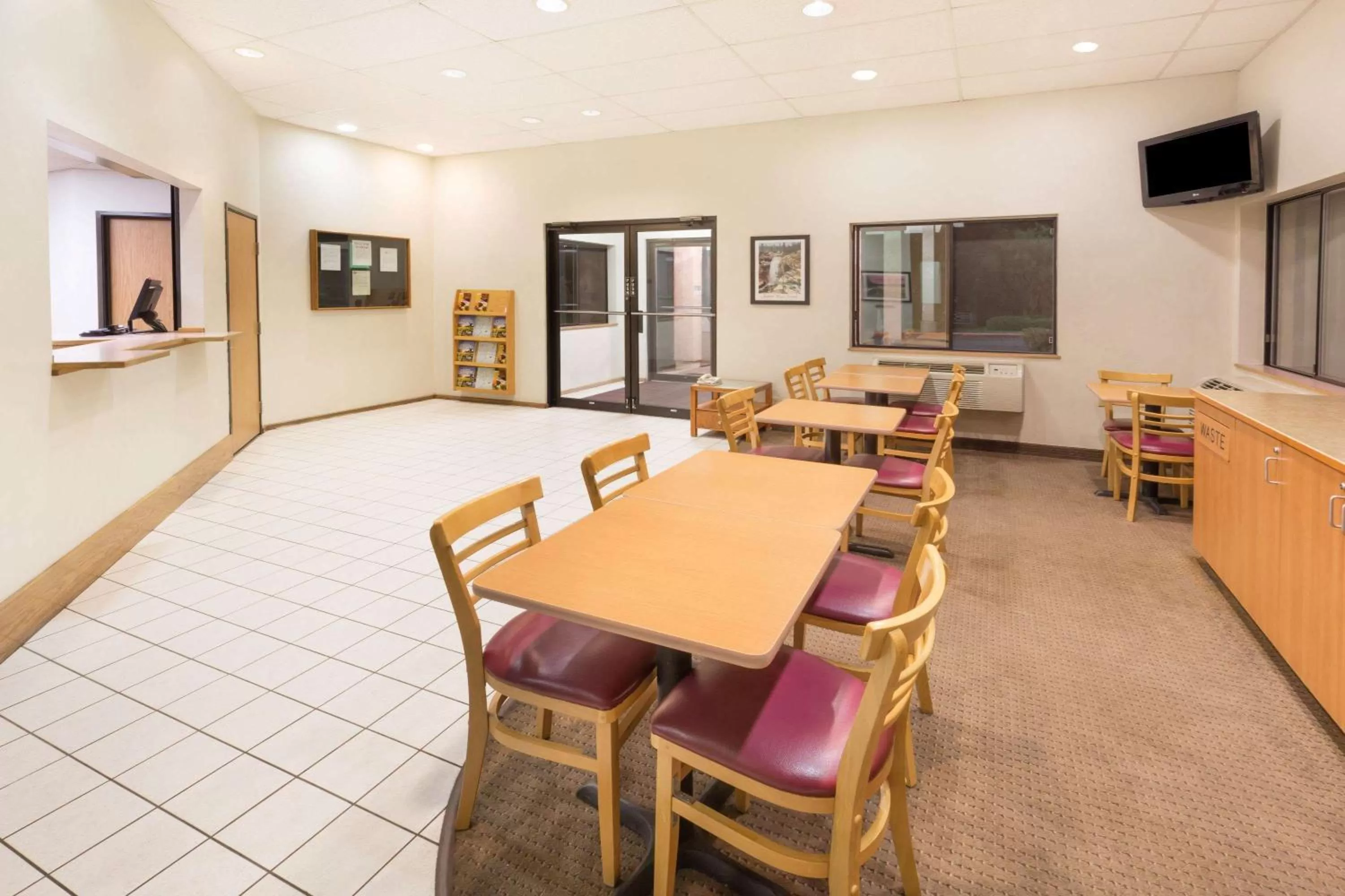 Lobby or reception in Super 8 by Wyndham Bend