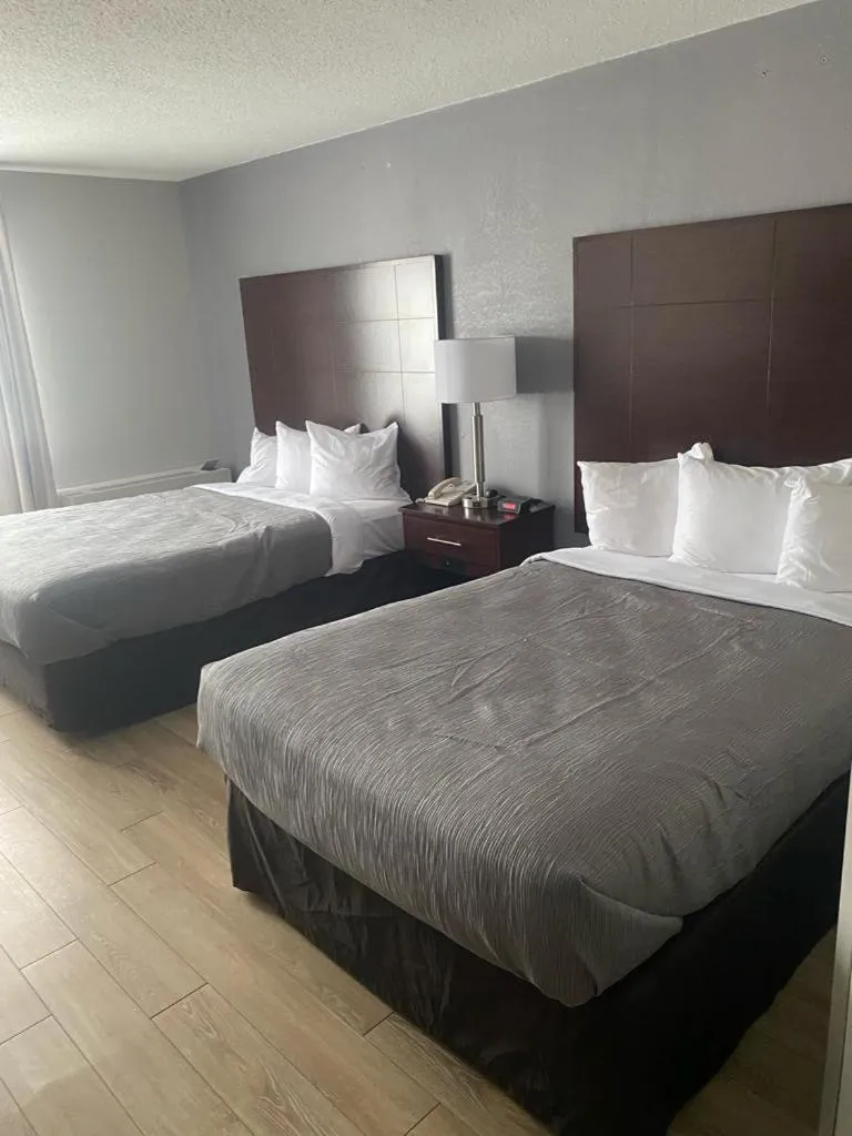 Bed in Quality Inn Colchester - Burlington