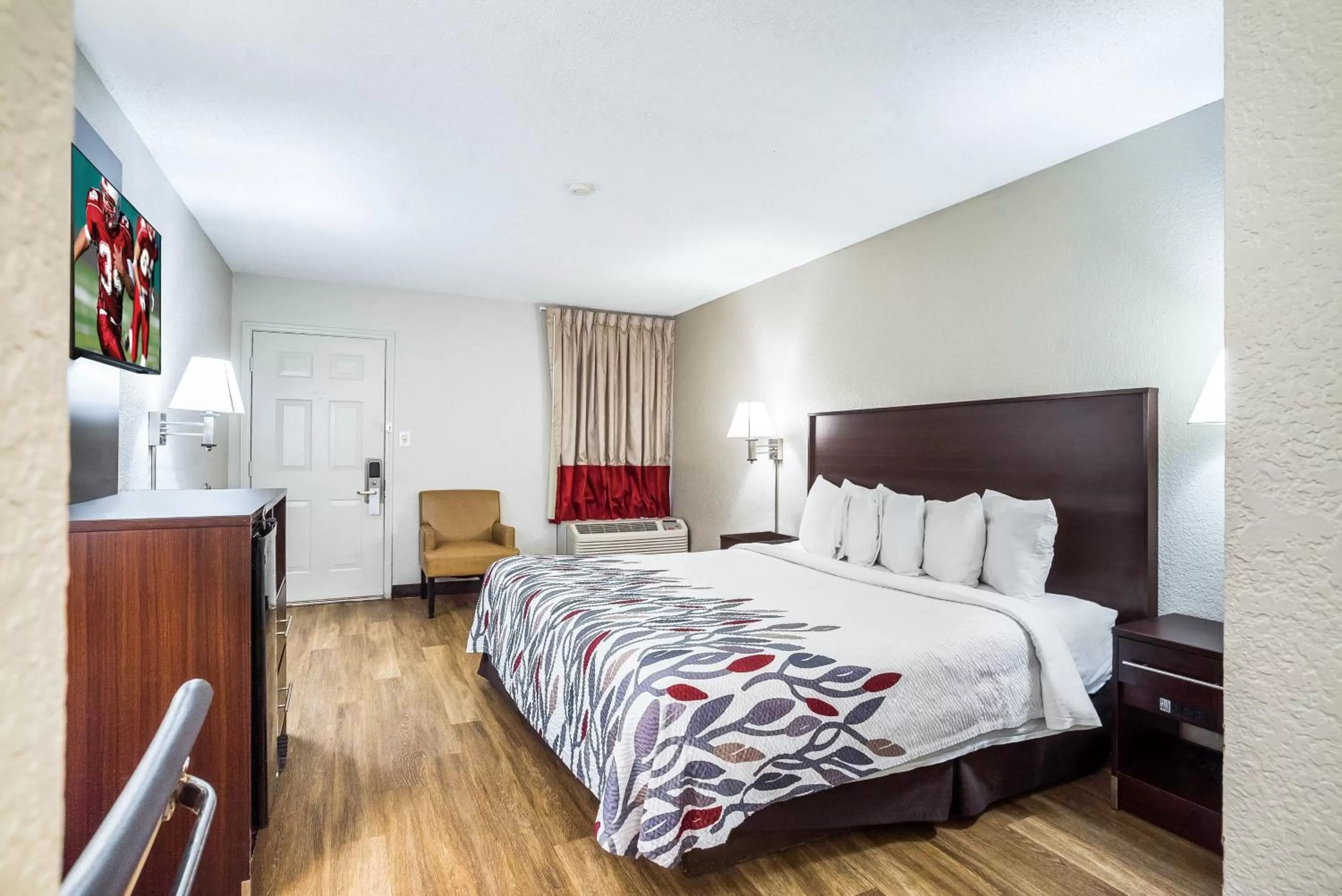 Photo of the whole room, Bed in Red Roof Inn Spartanburg - I-26