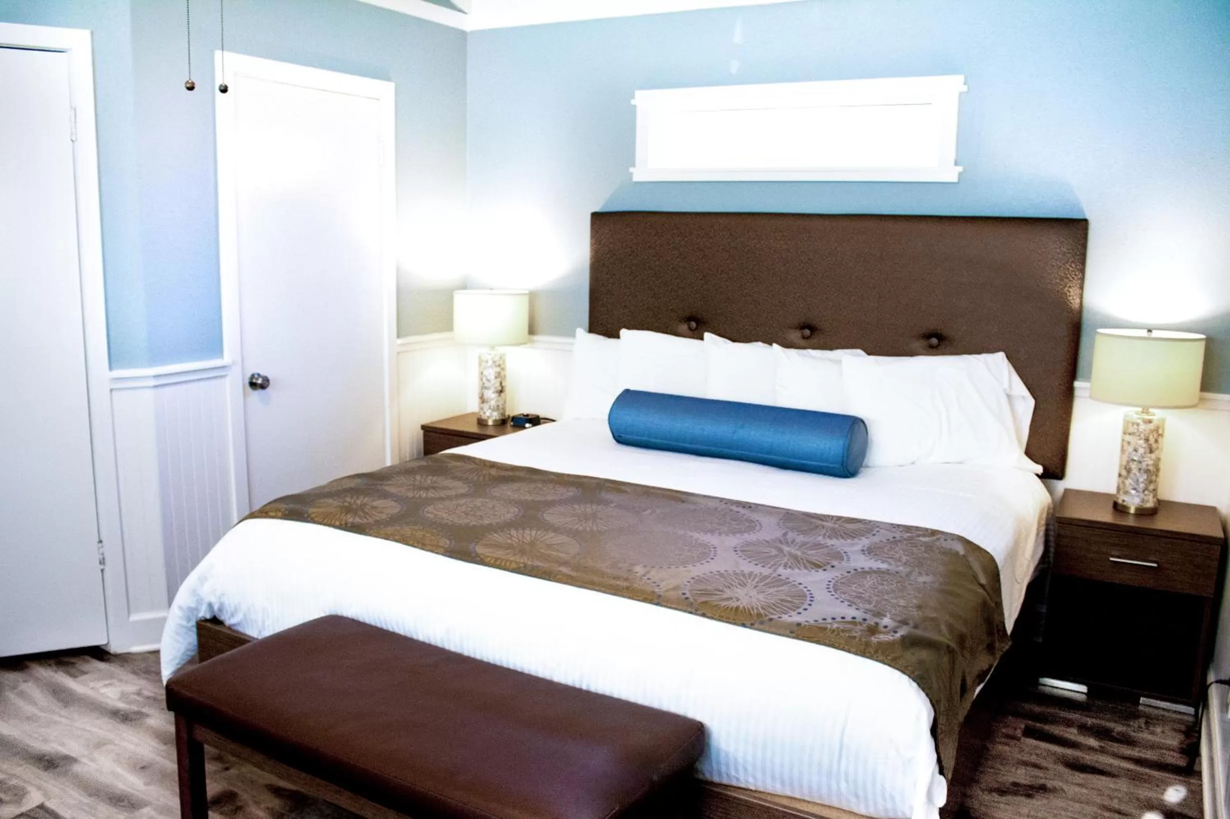 Bed in Ocean Echo Inn & Beach Cottages