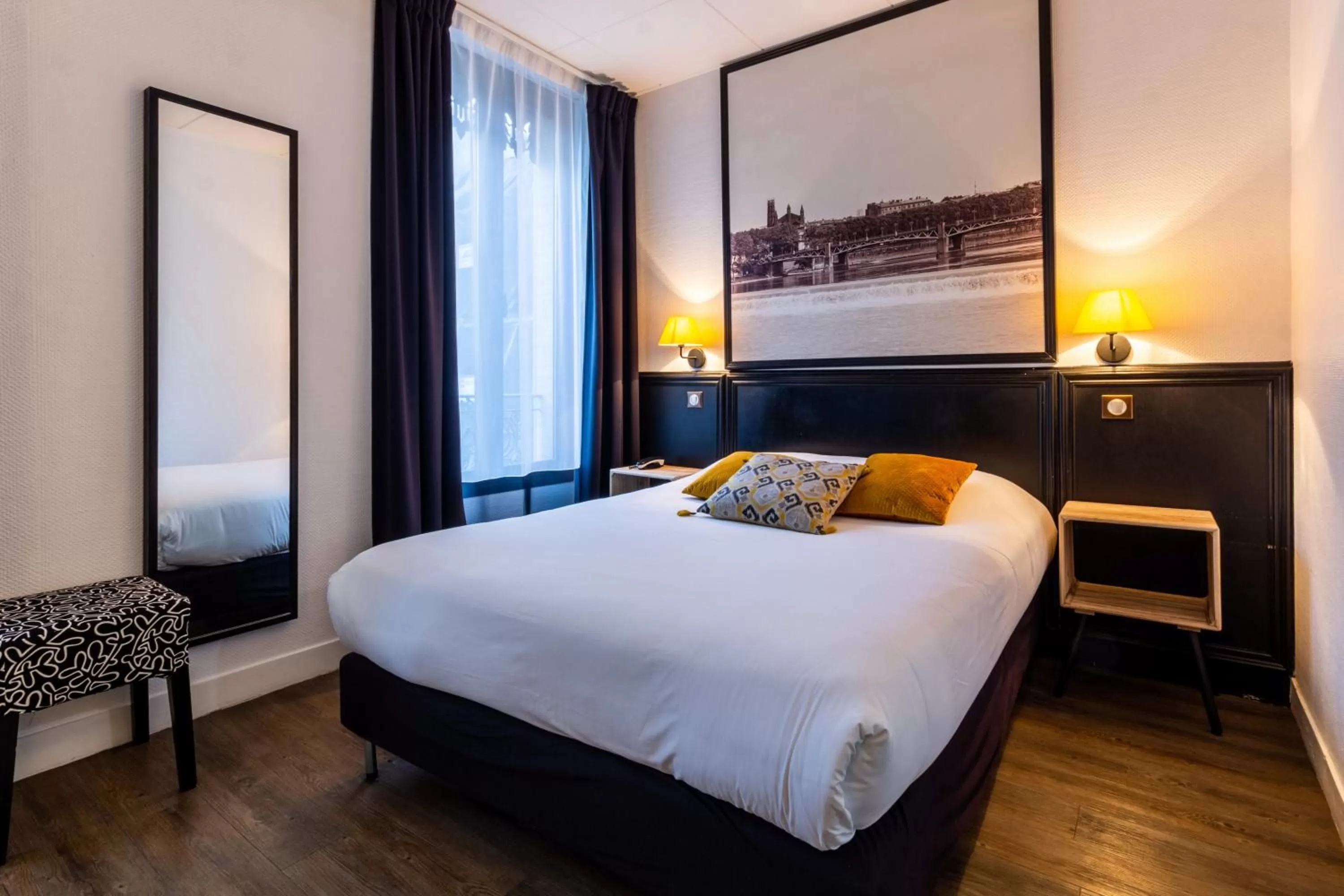 Bed in Hôtel de France