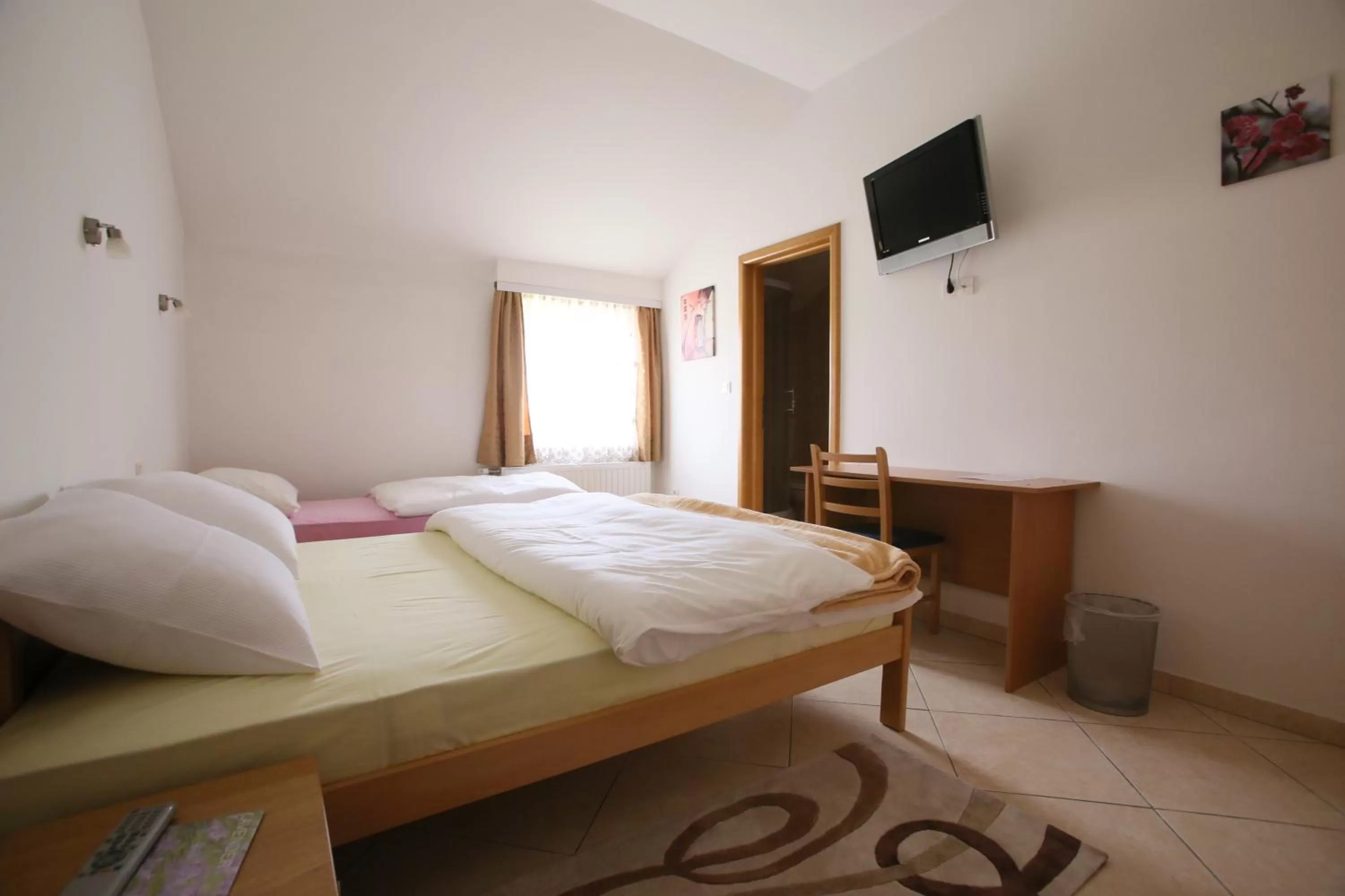 Photo of the whole room, Bed in Motel Maks