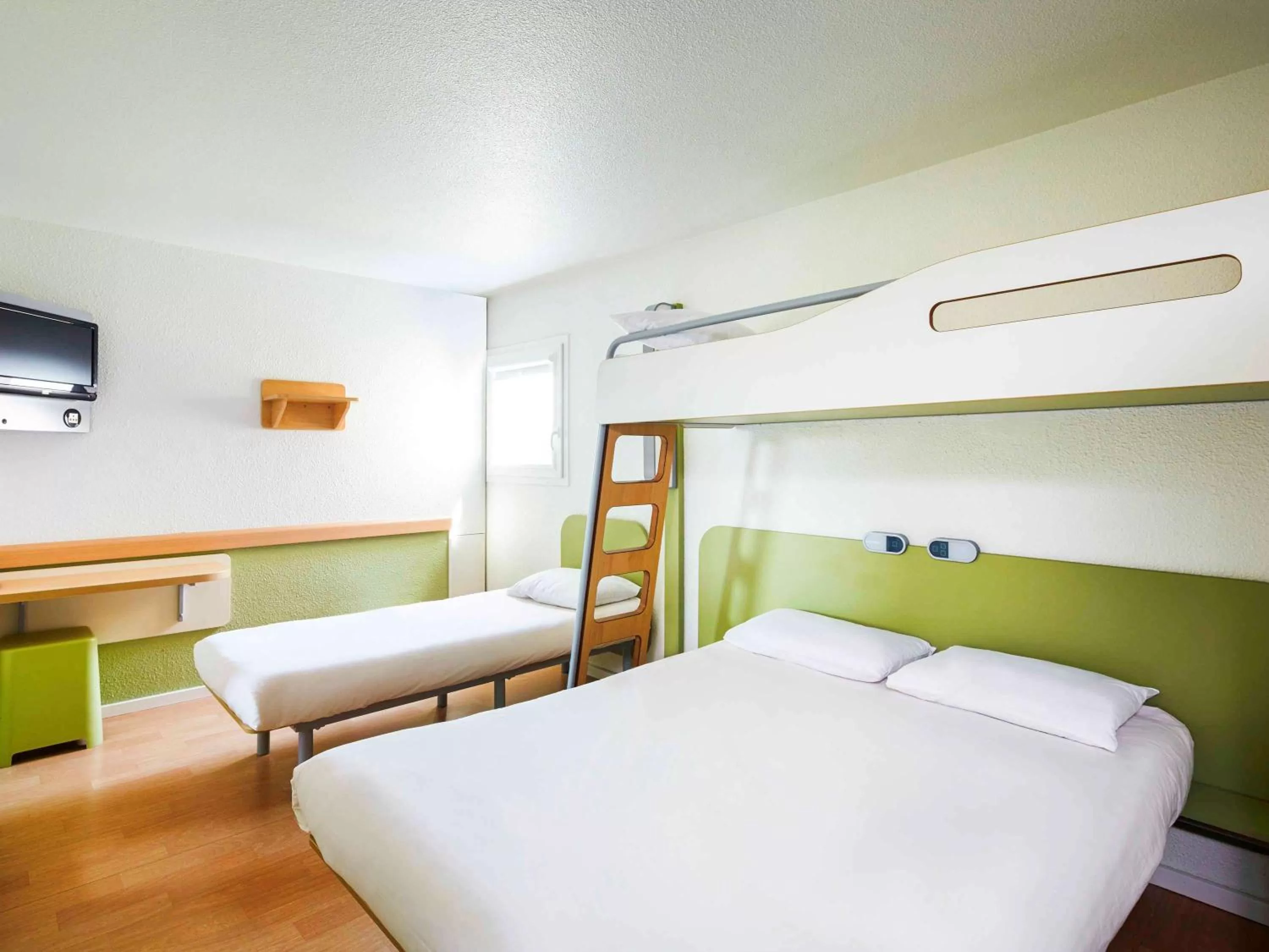 Photo of the whole room, Bed in ibis budget Chartres