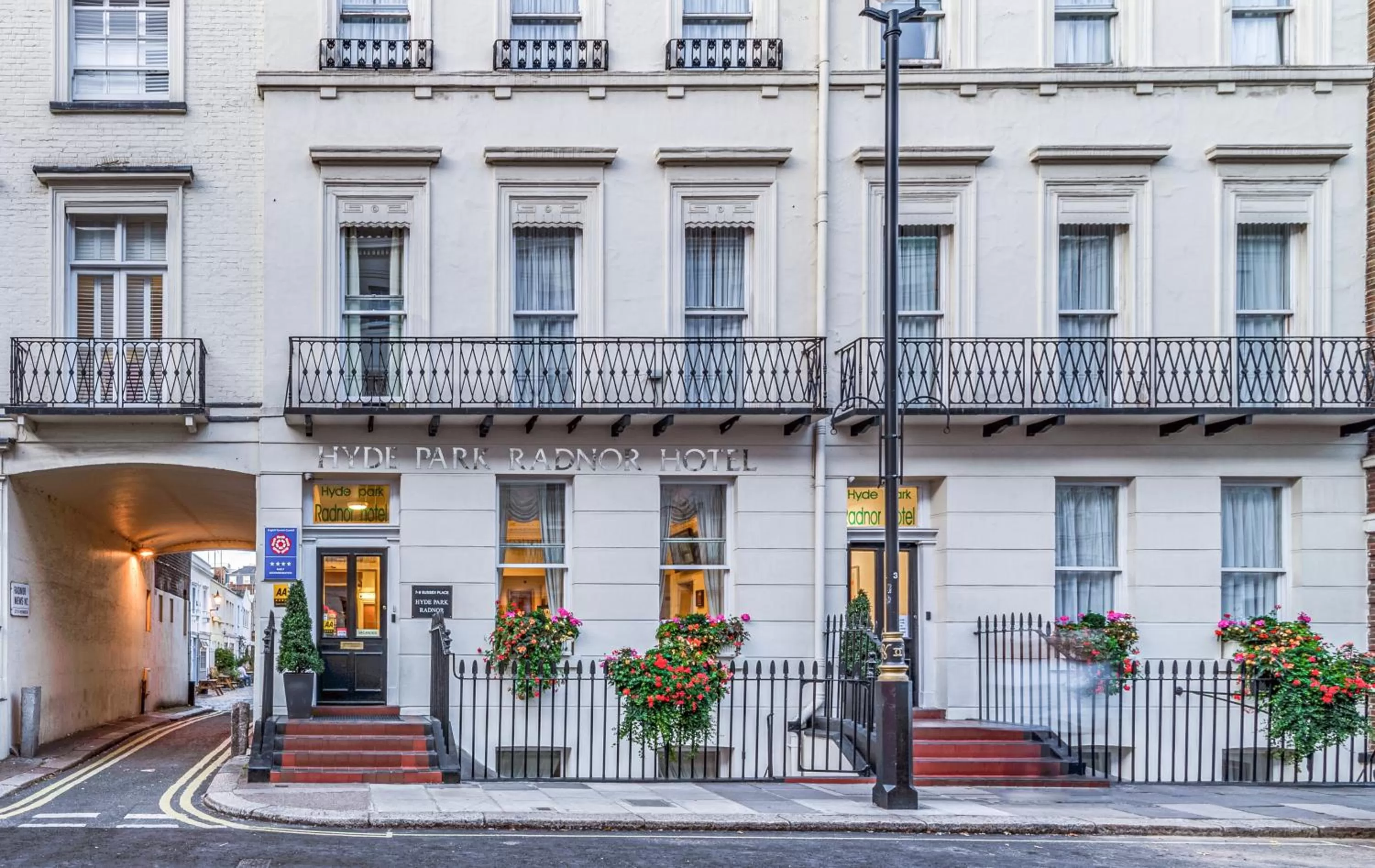 Property building in Hyde Park Radnor Hotel B&B