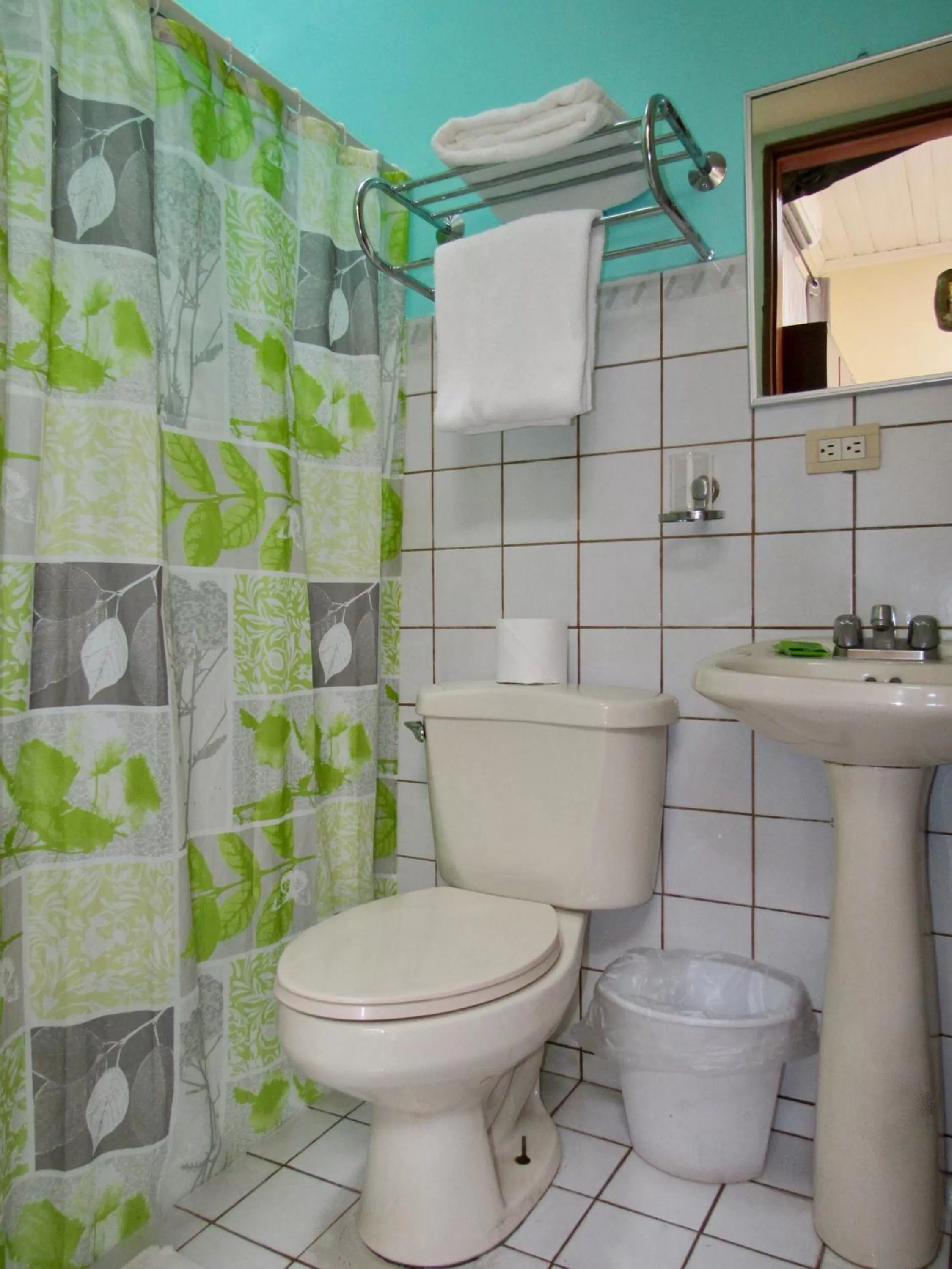 Shower in Hotel La Guaria Inn & Suites