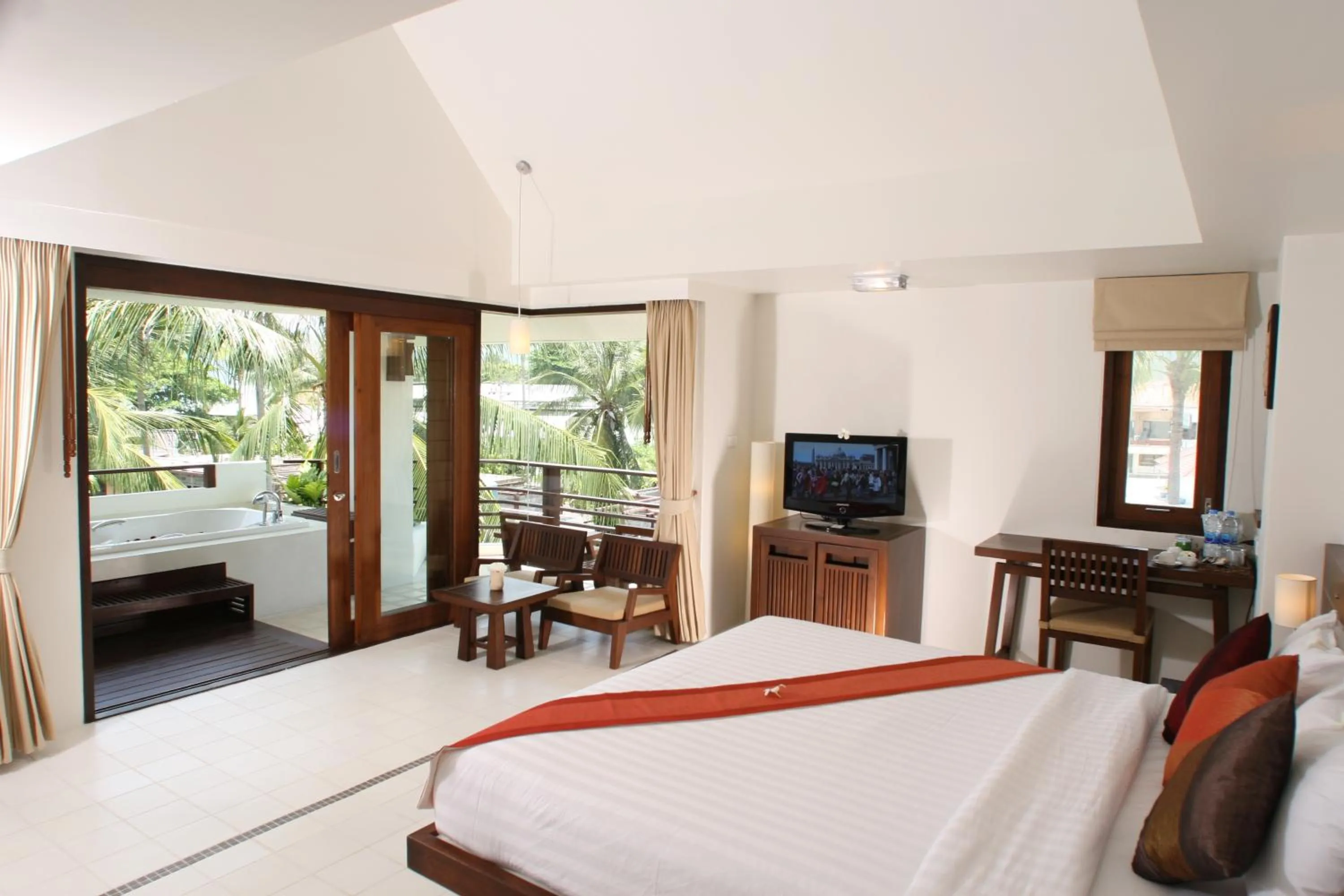 Photo of the whole room, Bed in Evergreen Resort