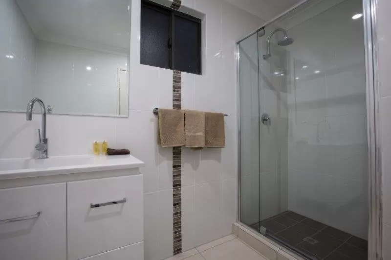 Bathroom in Emerald Gardens Motel & Apartments