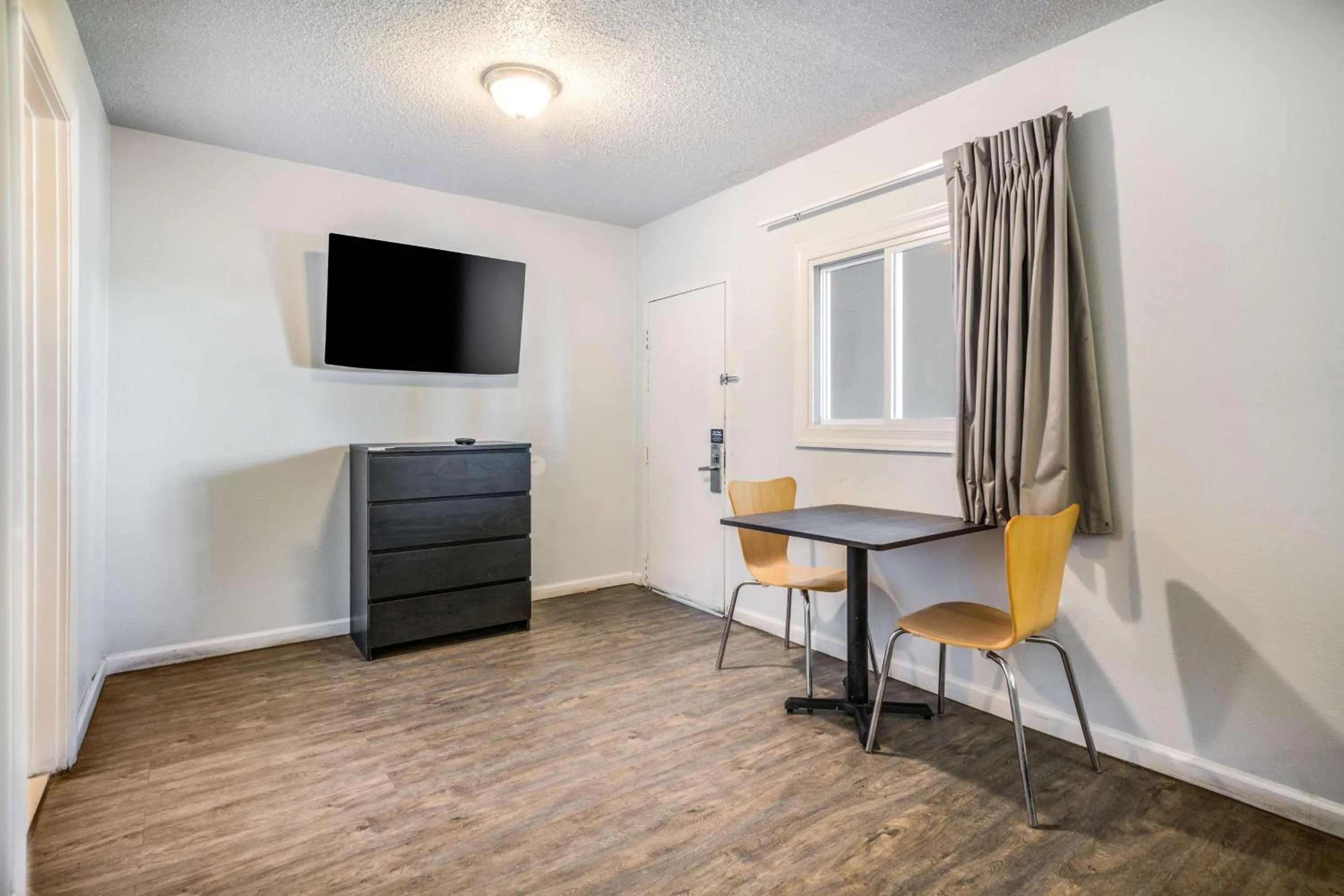 Photo of the whole room in Motel 6-Toms River, NJ