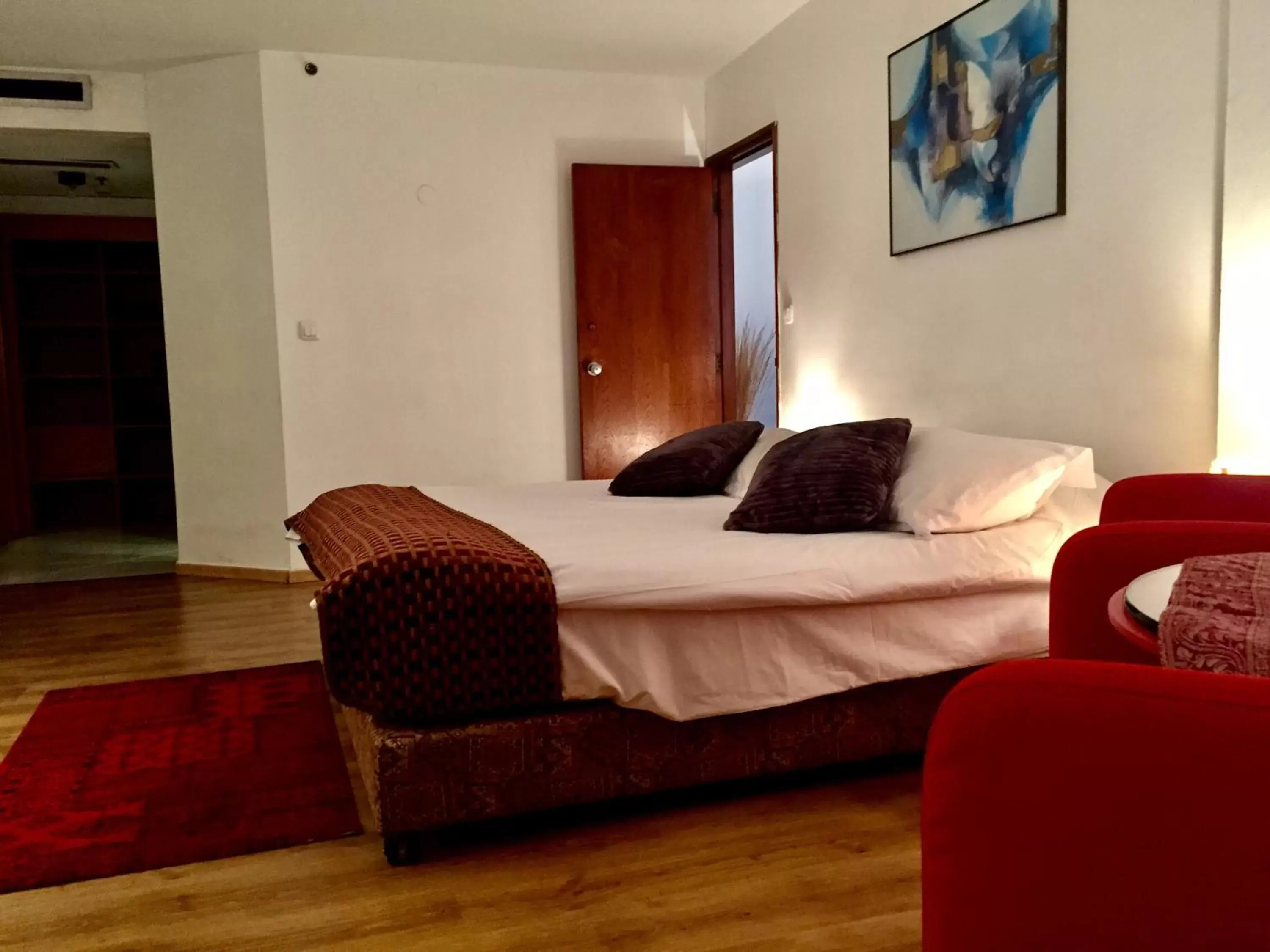 One-Bedroom Apartment with Balcony in Raphael Apartments One-Bedroom Apartment with Balcony in Raphael Apartments