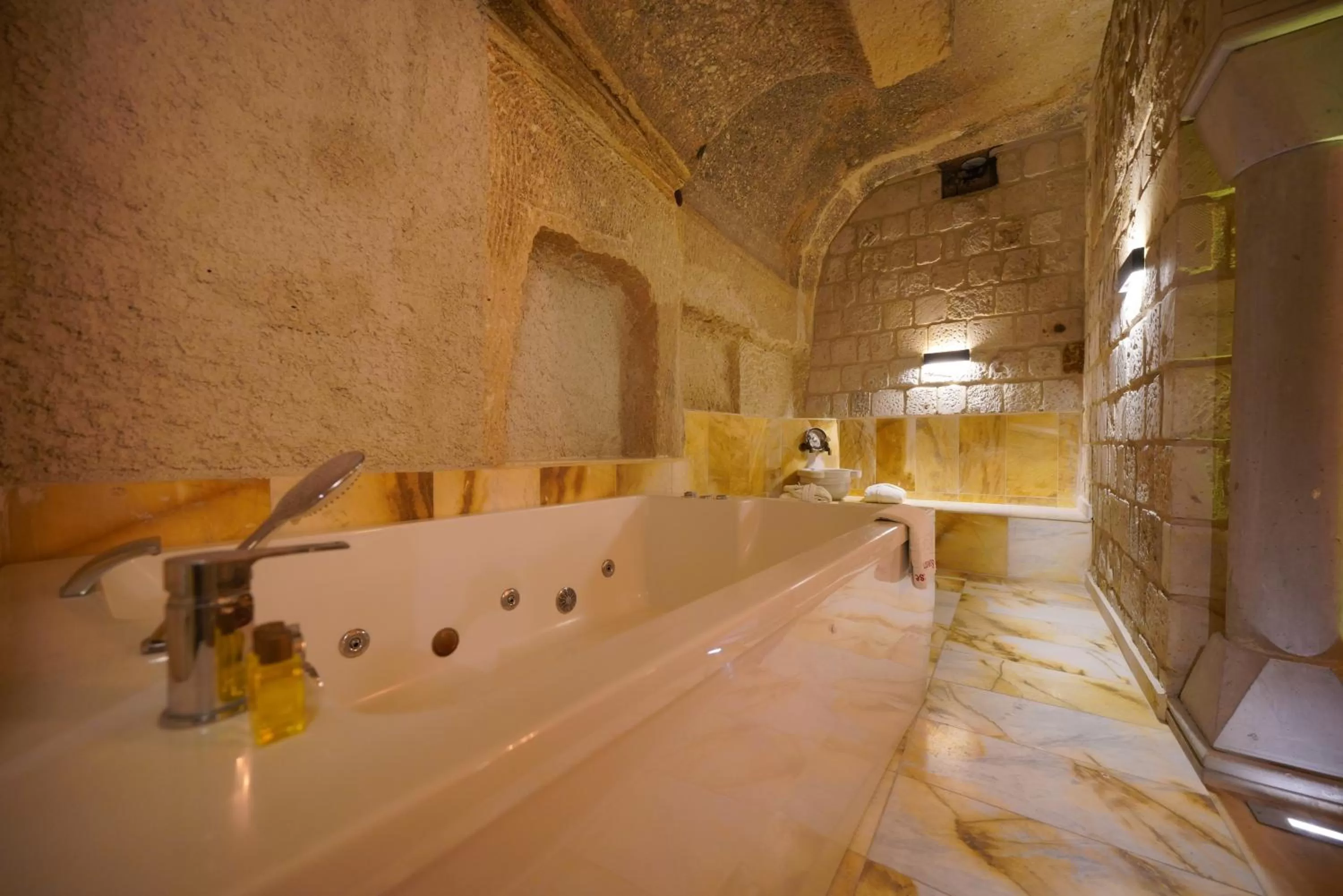 Hot Tub in Shoestring Cave House