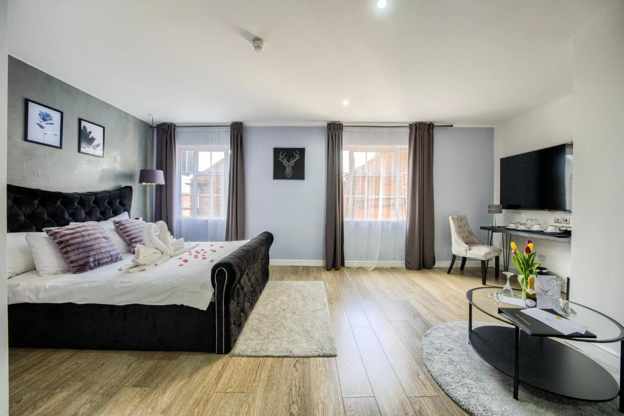 Communal lounge/ TV room, Bed in Villare Leicester City Centre hotel